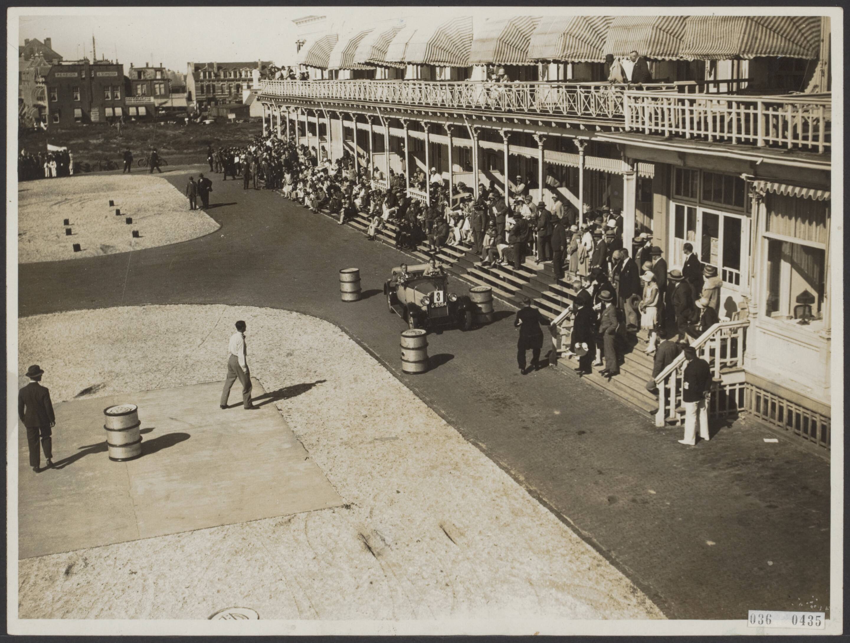 Fotocollectie Elsevier Binnenland — Zandvoort. Concours d'Elegance. Behendigheidswedstrijd. B.G. Dorhout-Mees met Essex — Foto: N.V. Polygoon. Licentie: Set B: Rechtenvrij / Publiek Domein. Bron: Nationaal Archief. http://hdl.handle.net/10648/adec6cb4-d0b4-102d-bcf8-003048976d84