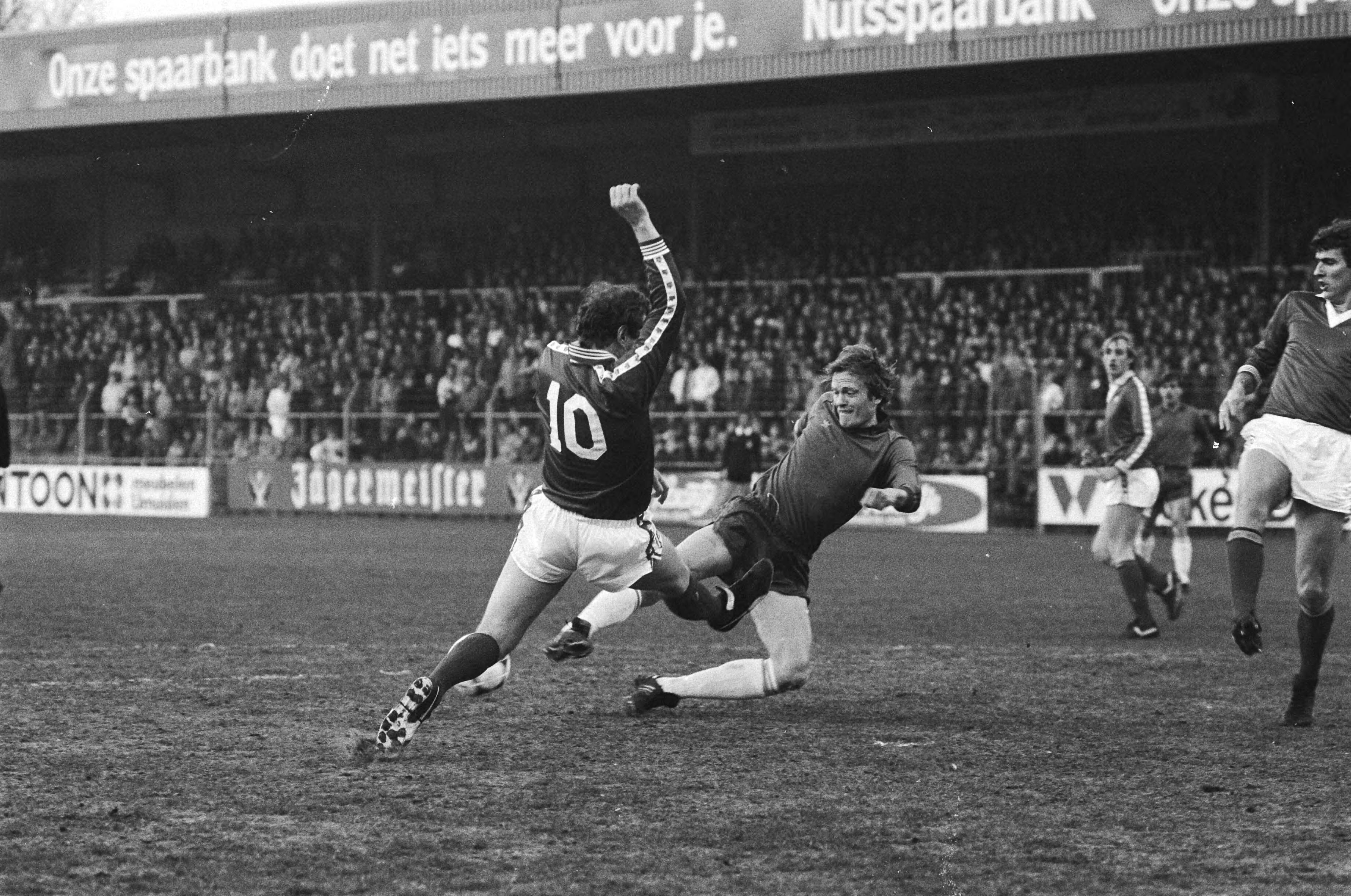 Fotocollectie Anefo — Haarlem tegen FC Utrecht . Kleton in duel met V. Veen (l.) van Utrecht — Foto: Dijk, Hans van / Anefo. Licentie: Set B: Rechtenvrij / Publiek Domein. Bron: Nationaal Archief. http://hdl.handle.net/10648/ad143808-d0b4-102d-bcf8-003048976d84