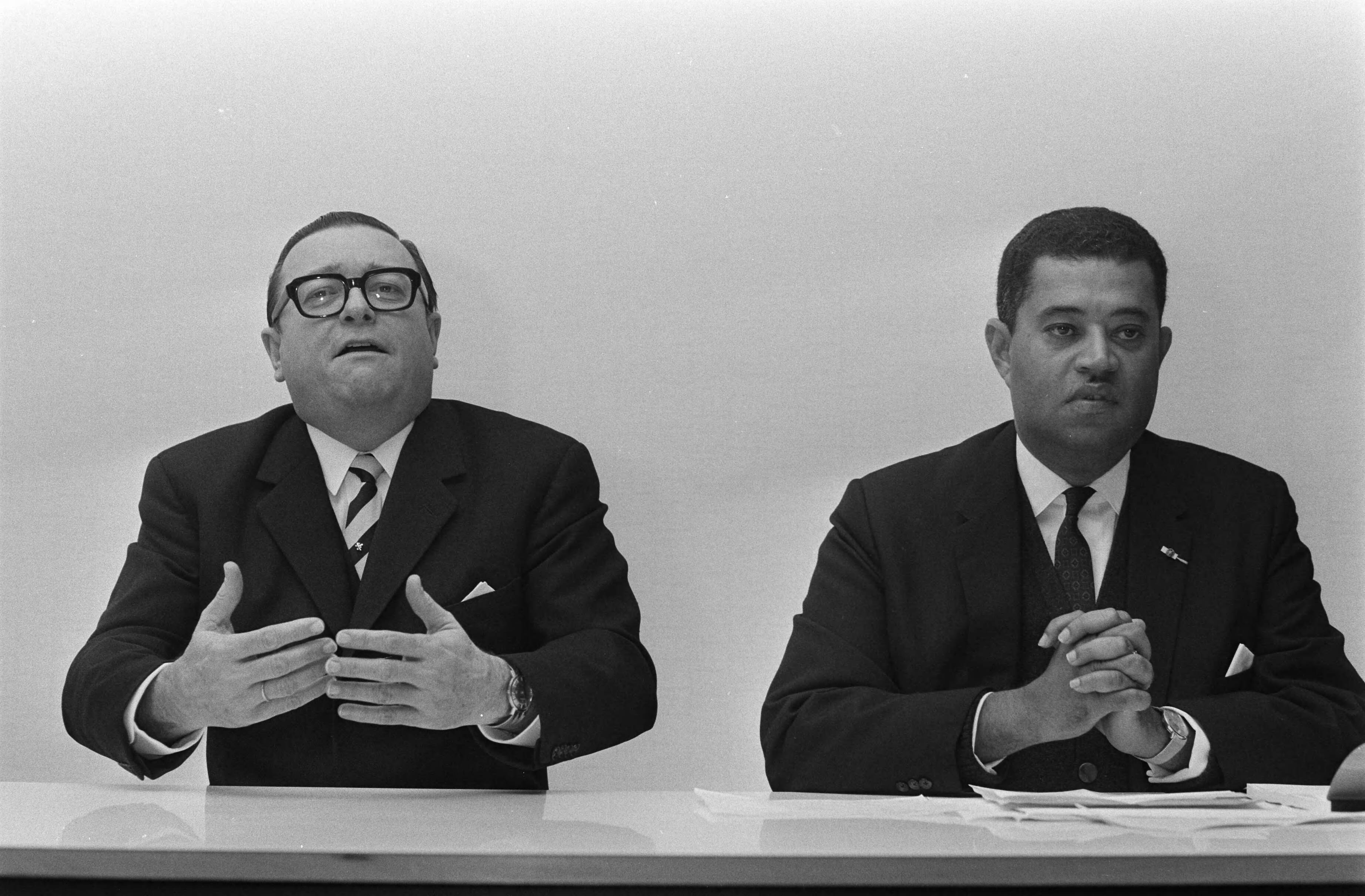 Fotocollectie Anefo — Intern Beraad van regering over benoeming tot gouverneur Nederlandse Antillen dr. E. Jonckheer in Den Haag . Jonckheer en S. G. M. Rozendal (Ant. vice-premier) — Foto: Mieremet, Rob / Anefo. Licentie: Set B: Rechtenvrij / Publiek Domein. Bron: Nationaal Archief. http://hdl.handle.net/10648/ab8c782e-d0b4-102d-bcf8-003048976d84
