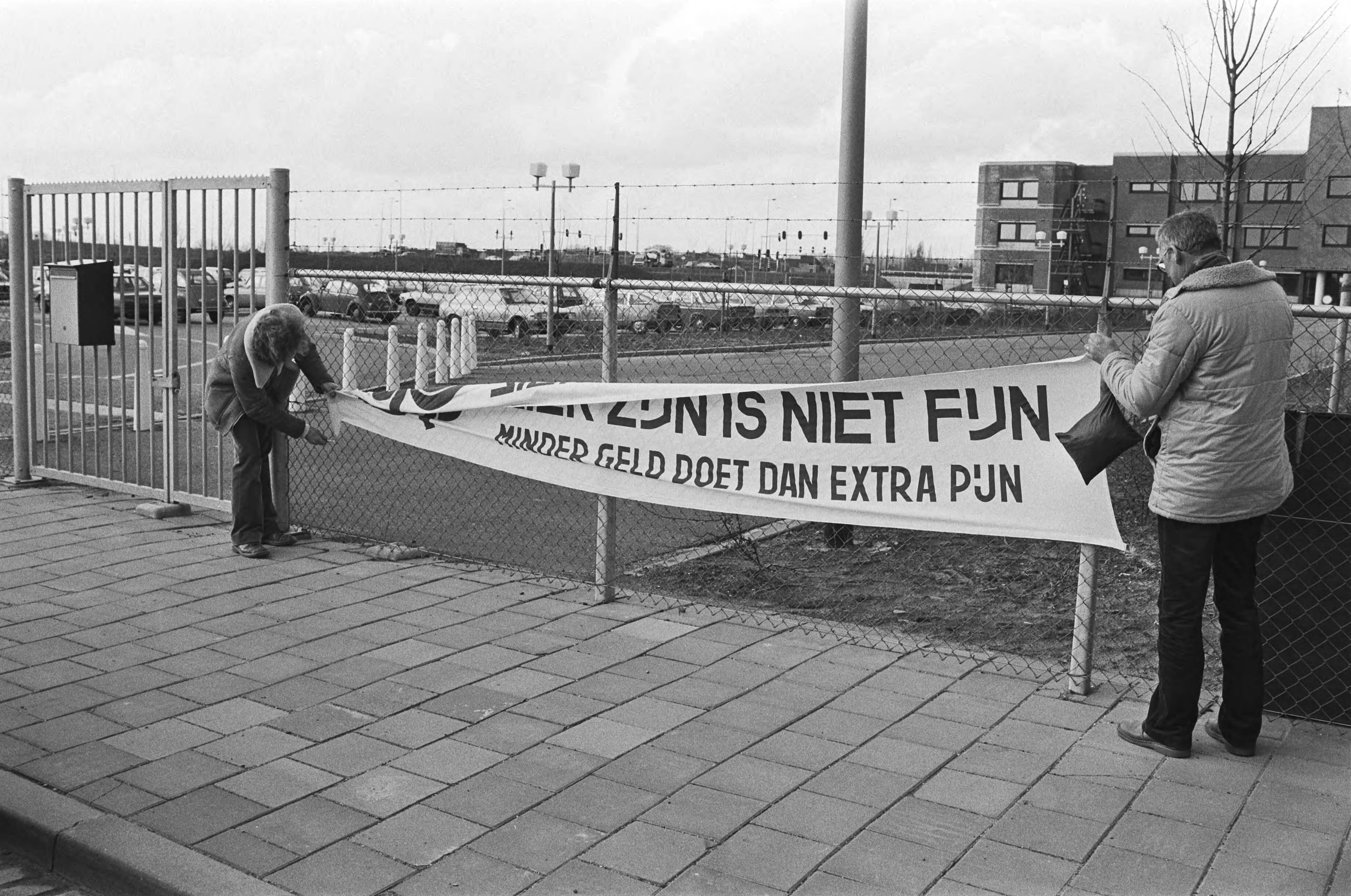 Fotocollectie Anefo — Grafisch personeel van dagblad "De Stem" in Breda besluit tijdens vergadering het werk weer te hervatten — Foto: Antonisse, Marcel / Anefo. Licentie: Set B: Rechtenvrij / Publiek Domein. Bron: Nationaal Archief. http://hdl.handle.net/10648/ad12d4ae-d0b4-102d-bcf8-003048976d84