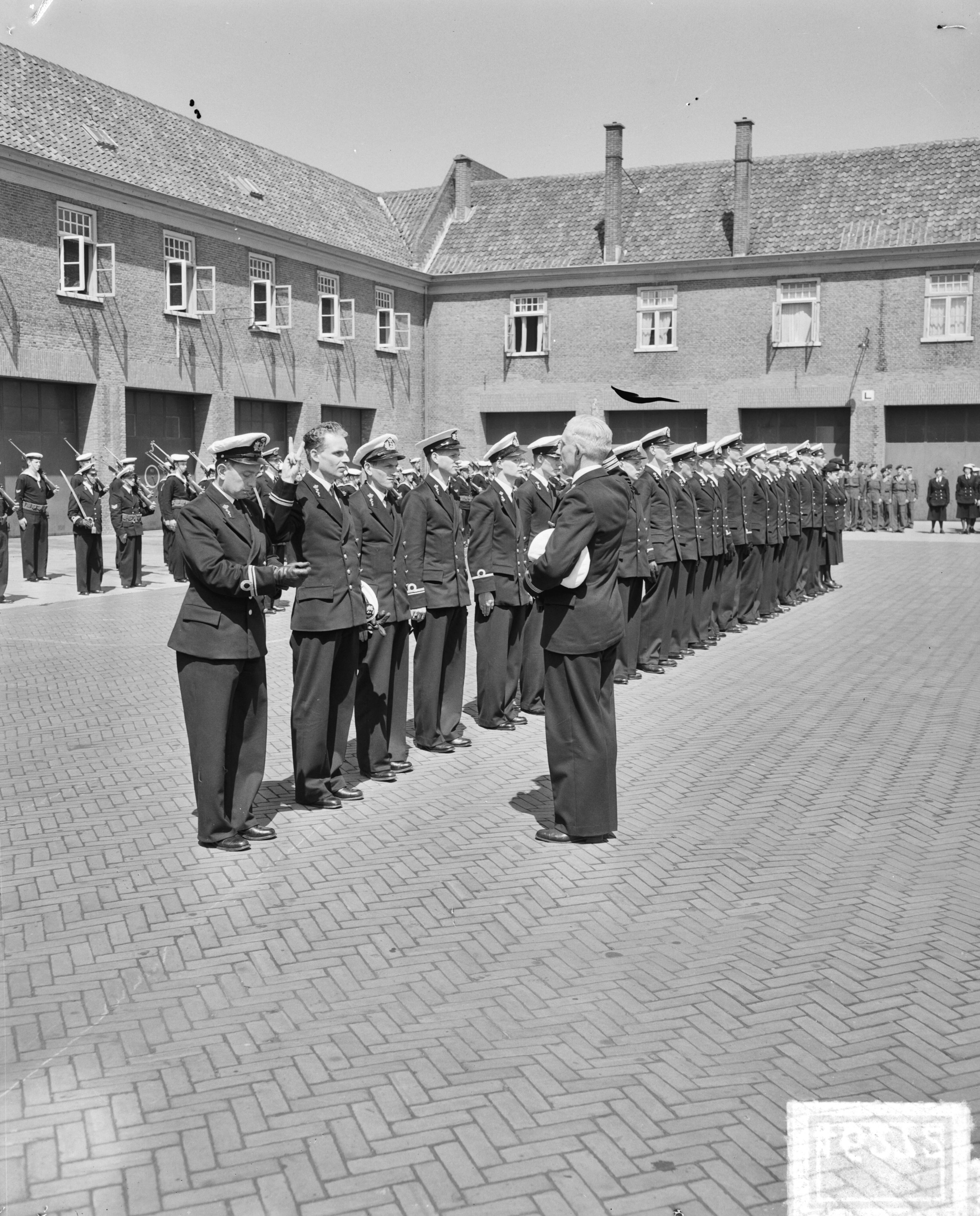 Fotocollectie Anefo — Beëdiging marine-officieren Den Haag — Foto: Duinen, G.W. van / Anefo. Licentie: Set B: Rechtenvrij / Publiek Domein. Bron: Nationaal Archief. http://hdl.handle.net/10648/a8ebce6c-d0b4-102d-bcf8-003048976d84