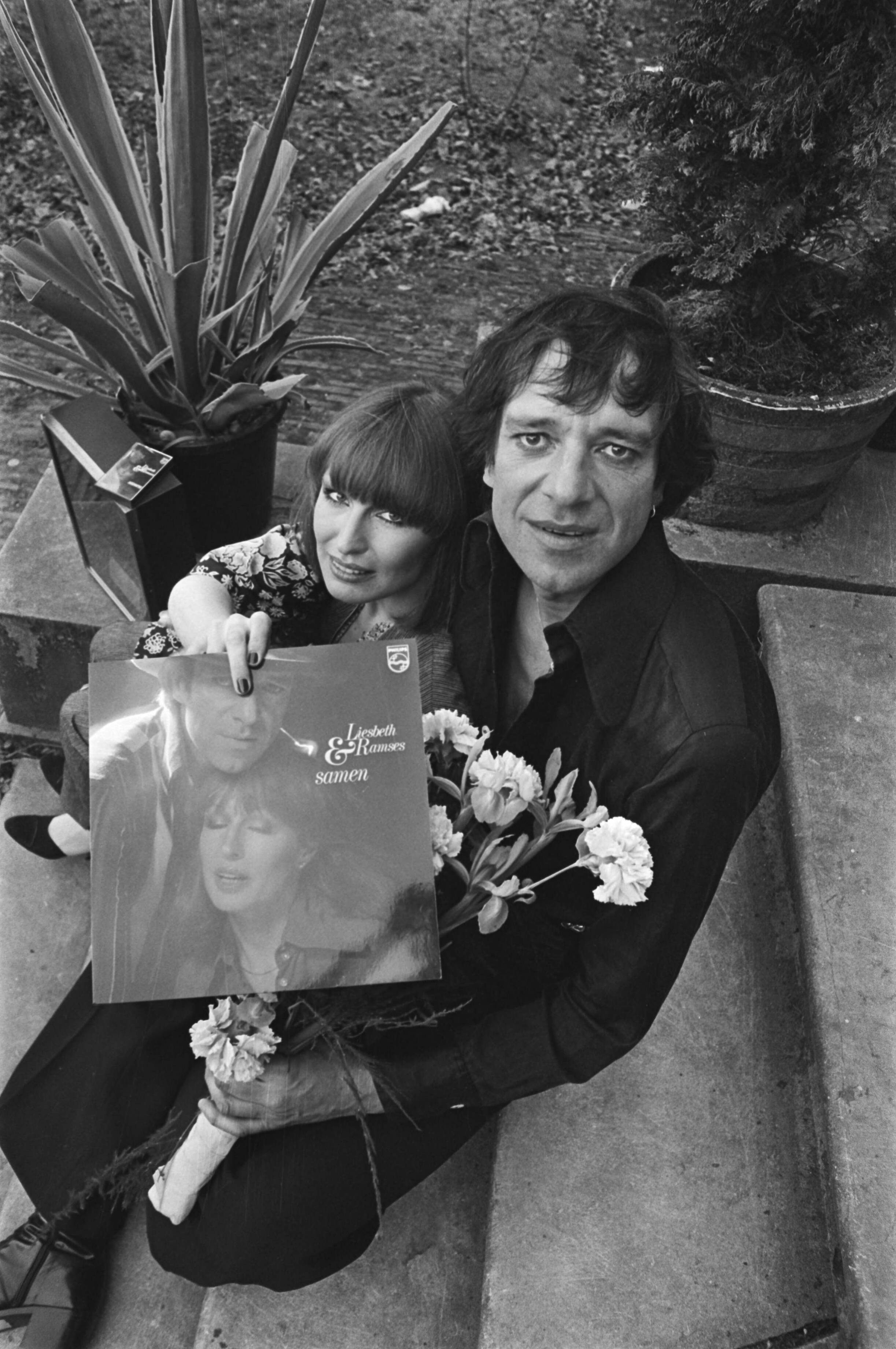 Fotocollectie Anefo — Ramses Shaffy en Liesbeth List met LP "Samen" t.g.v. 10 jaar bij Phonogram, op Kasteel Groeneveld bij Baarn — Foto: Verhoeff, Bert / Anefo. Licentie: Set B: Rechtenvrij / Publiek Domein. Bron: Nationaal Archief. http://hdl.handle.net/10648/ac81cfea-d0b4-102d-bcf8-003048976d84