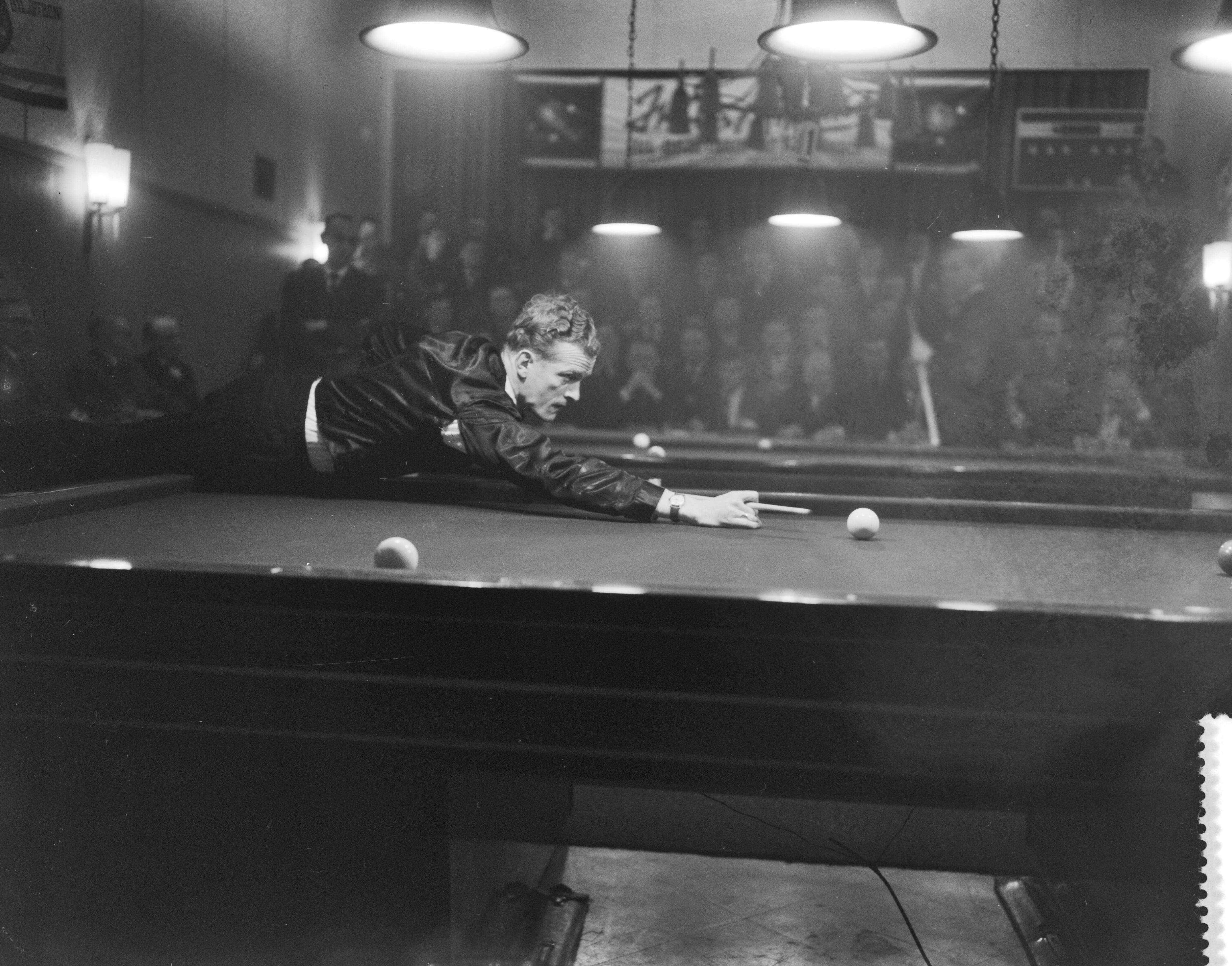 Fotocollectie Anefo — Kampioenschappen biljarten ereklasse driebanden te Breda, Henny de Ruyter (kampioen) aan stoot — Foto: Behrens, Herbert F. / Anefo. Licentie: Set B: Rechtenvrij / Publiek Domein. Bron: Nationaal Archief. http://hdl.handle.net/10648/a9c83938-d0b4-102d-bcf8-003048976d84