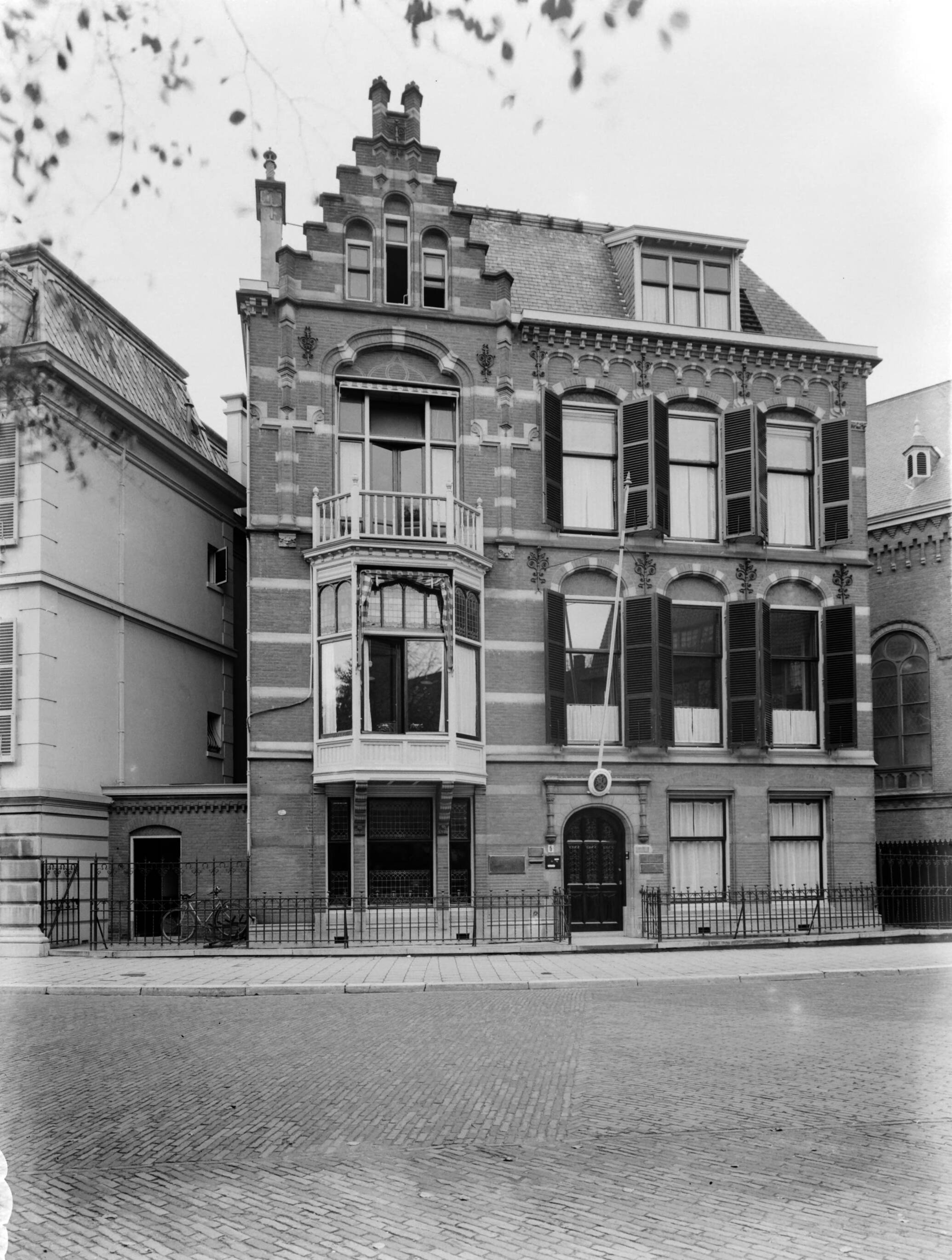 Productfoto's; zilverwerk — Kantoor van fa. Gerritsen & Van Kempen in Den Haag — Foto: Poll, Willem van de. Licentie: Set B: Rechtenvrij / Publiek Domein. Bron: Nationaal Archief. http://hdl.handle.net/10648/ae9e6e50-d0b4-102d-bcf8-003048976d84