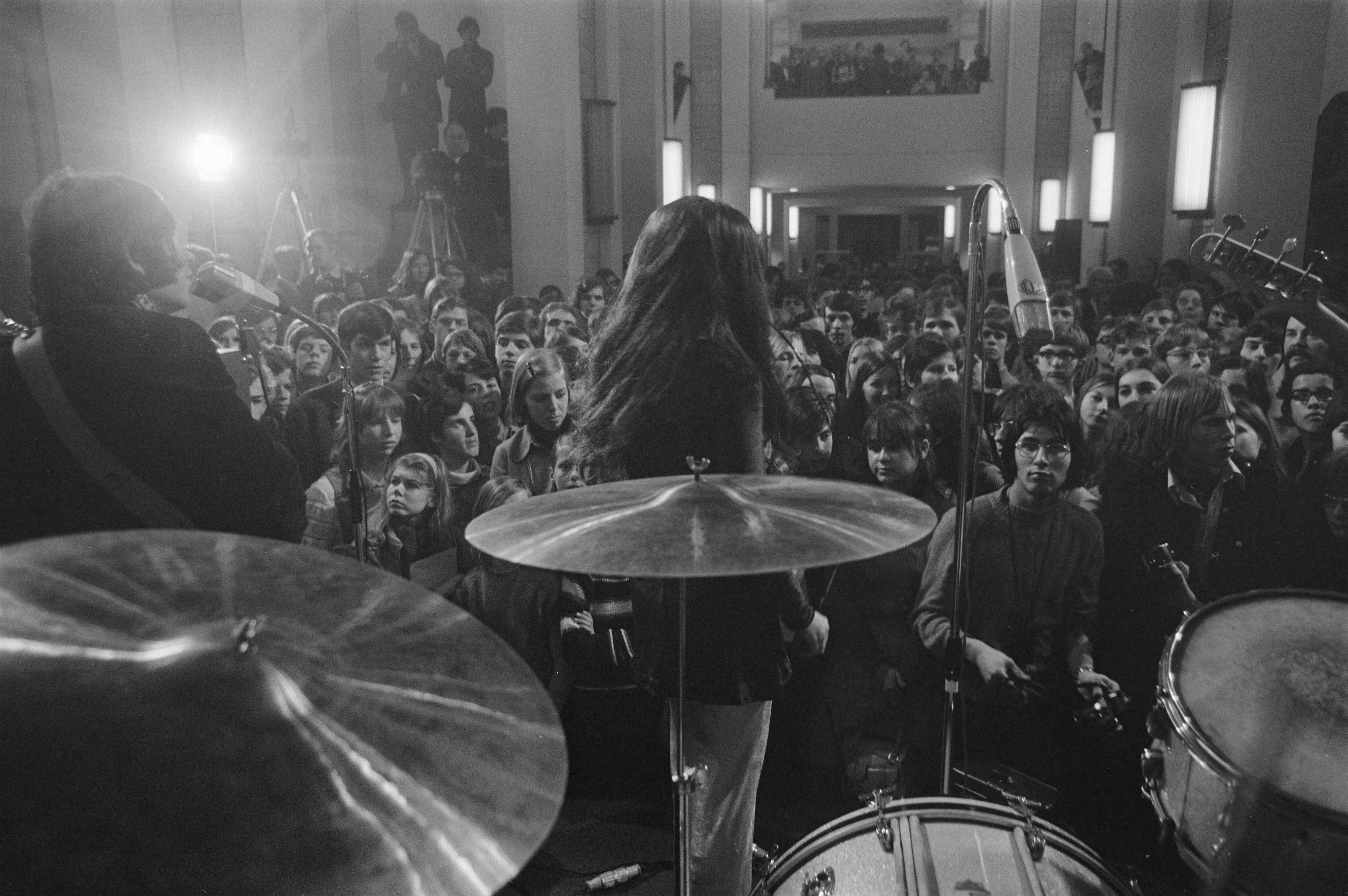 Fotocollectie Anefo — Haagse beatgroep Shocking Blue krijgt "zilveren penning van verdiensten" van Den Haag van wethouder van onderwijs H. J. Bilzen . Shocking Blue speelt / — Foto: Mieremet, Rob / Anefo. Licentie: Set B: Rechtenvrij / Publiek Domein. Bron: Nationaal Archief. http://hdl.handle.net/10648/ab8db3b0-d0b4-102d-bcf8-003048976d84