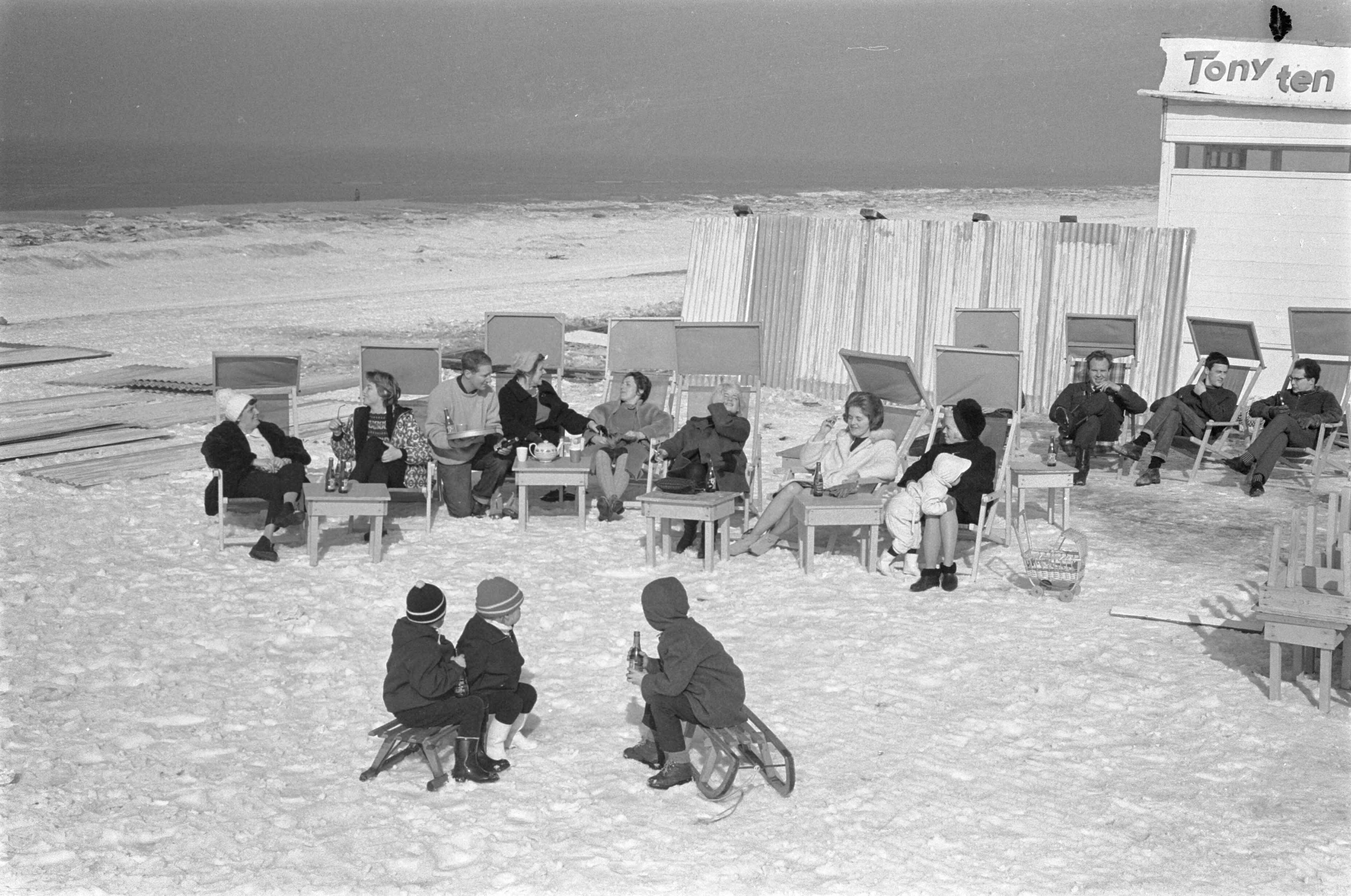 Fotocollectie Anefo — Lente of wintersport op het Zandvoortse strand. Mensen aan het zonnebaden — Foto: Pot, Harry / Anefo. Licentie: Set B: Rechtenvrij / Publiek Domein. Bron: Nationaal Archief. http://hdl.handle.net/10648/aa2b9cee-d0b4-102d-bcf8-003048976d84