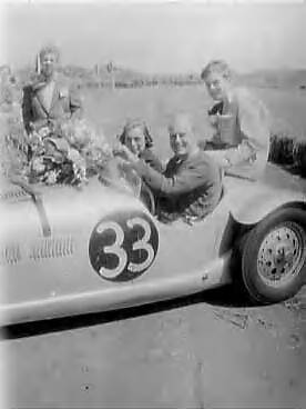 Fotocollectie Anefo — Grote prijs van Nederland [Grand Prix Formule 1] op het circuit van Zandvoort [een man en vrouw (echtpaar?) met hun zoon? in een sportwagen met nummer 33 zijn gehuldigd] — Foto: Pot, Harry / Anefo. Licentie: Set B: Rechtenvrij / Publiek Domein. Bron: Nationaal Archief. http://hdl.handle.net/10648/a97cc7dc-d0b4-102d-bcf8-003048976d84