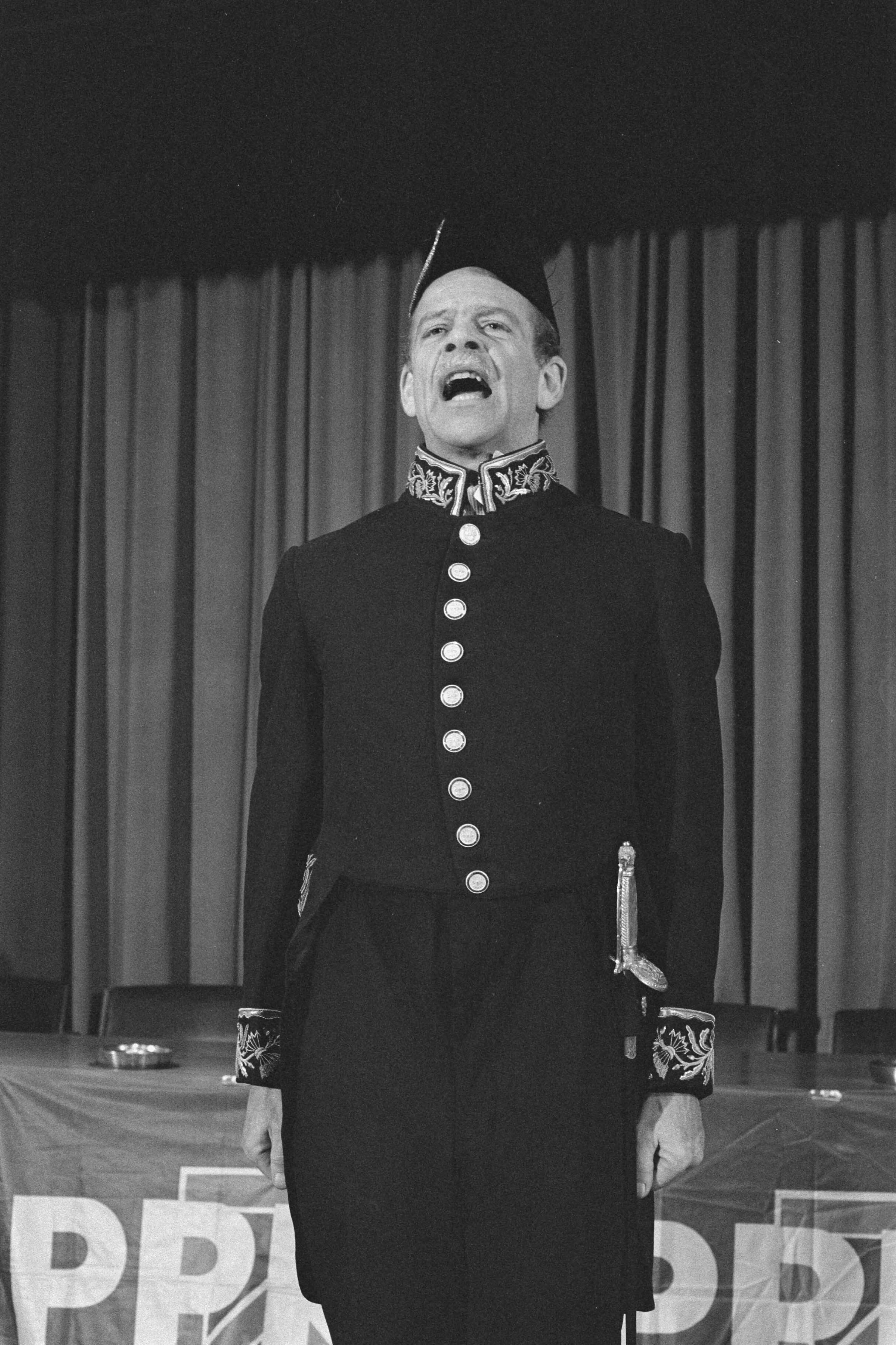 Fotocollectie Anefo — Bas de Gaay Fortman begint verkiezingscampagne in knellend ambtskostuum in Haarlemse [schouwburg] — Foto: Gerrits, Roland / Anefo. Licentie: Set B: Rechtenvrij / Publiek Domein. Bron: Nationaal Archief. http://hdl.handle.net/10648/ad5caa16-d0b4-102d-bcf8-003048976d84