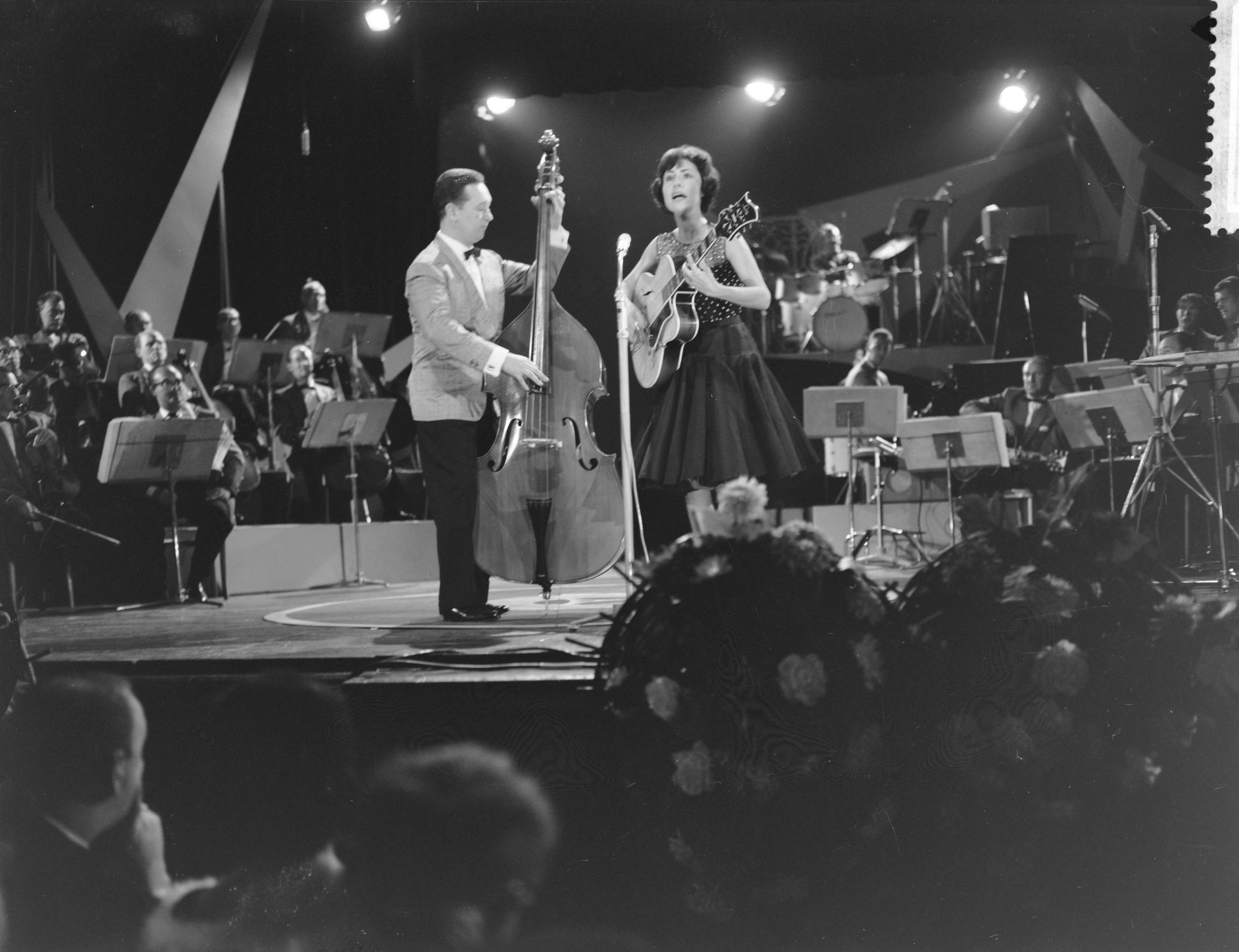 Grand Gala Du Disque in het Kurhaus te Scheveningen — Grand Gala Du Disque in Kurhaus. Caterina Valente — Foto: Bilsen, Joop van / Anefo. Licentie: Set B: Rechtenvrij / Publiek Domein. Bron: Nationaal Archief. http://hdl.handle.net/10648/a9e484f8-d0b4-102d-bcf8-003048976d84