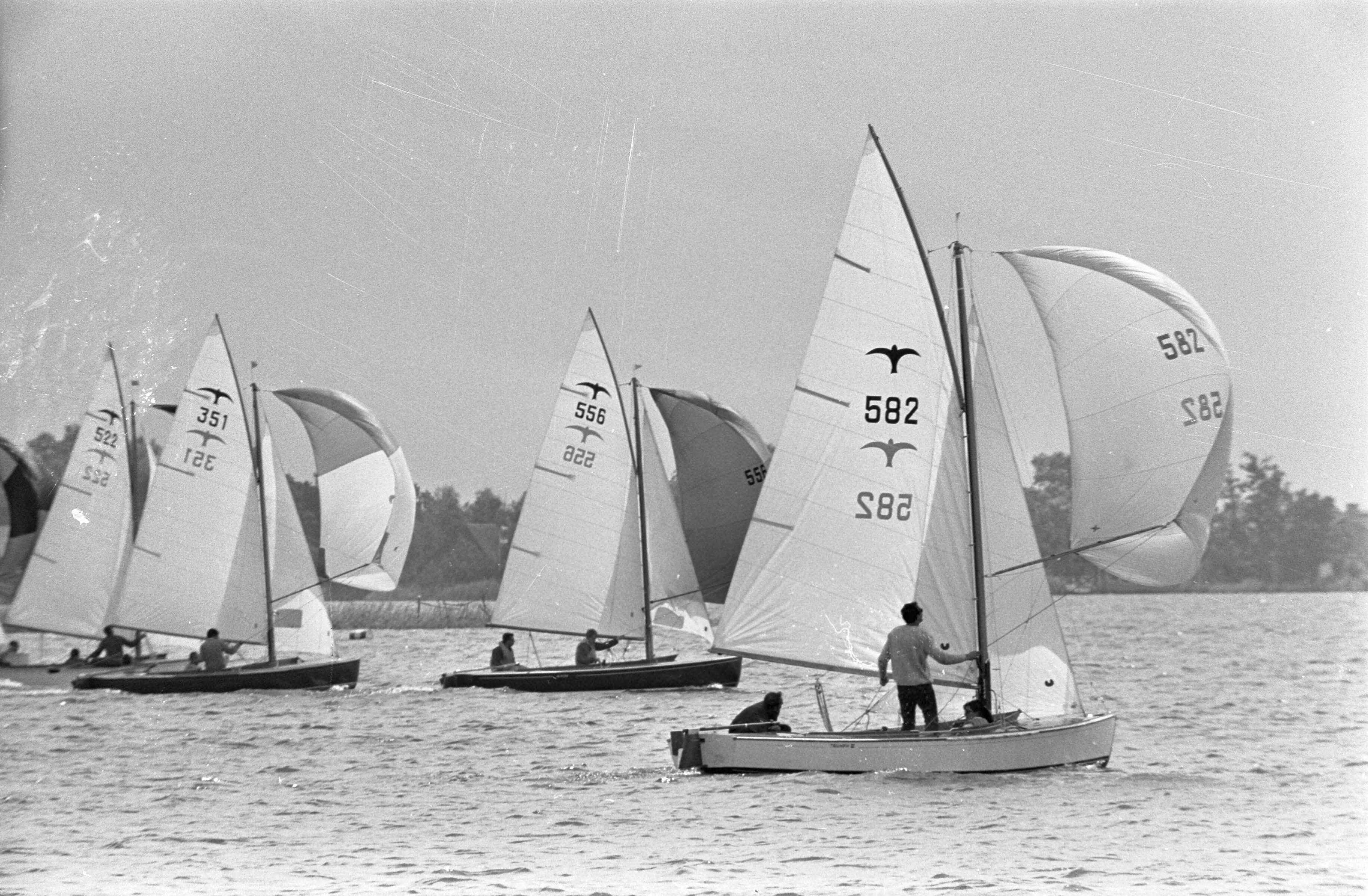 Fotocollectie Anefo — Loosdrecht Hollandweek. De Valken in het voordewindse rak — Foto: Kroon, Ron / Anefo. Licentie: Set B: Rechtenvrij / Publiek Domein. Bron: Nationaal Archief. http://hdl.handle.net/10648/ab480a40-d0b4-102d-bcf8-003048976d84