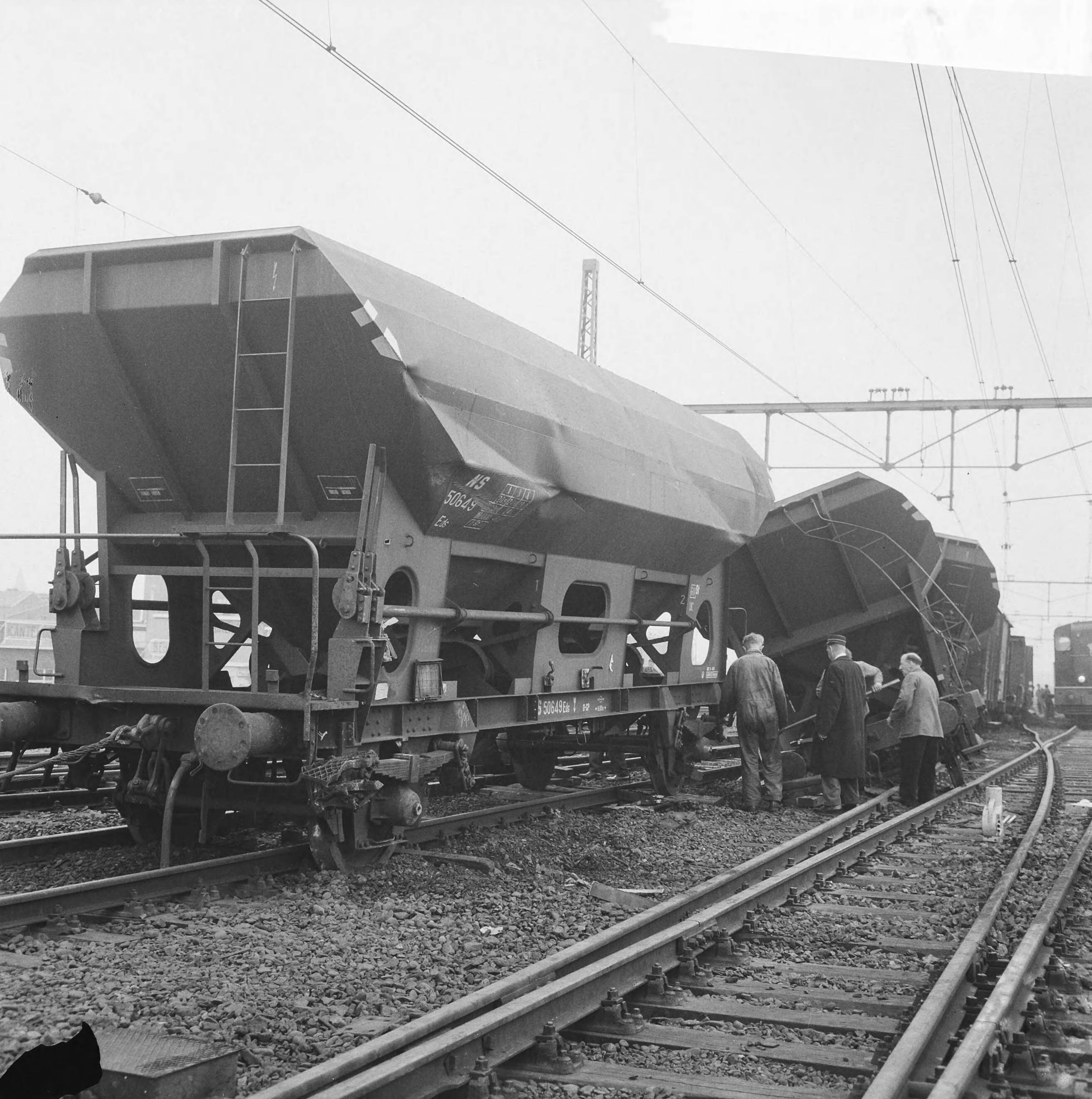 Fotocollectie Anefo — Goederentrein op het station Hollands-Spoor te Den Haag ontspoord, overzicht ravage — Foto: Evers, Joost / Anefo. Licentie: Set B: Rechtenvrij / Publiek Domein. Bron: Nationaal Archief. http://hdl.handle.net/10648/aac117e2-d0b4-102d-bcf8-003048976d84
