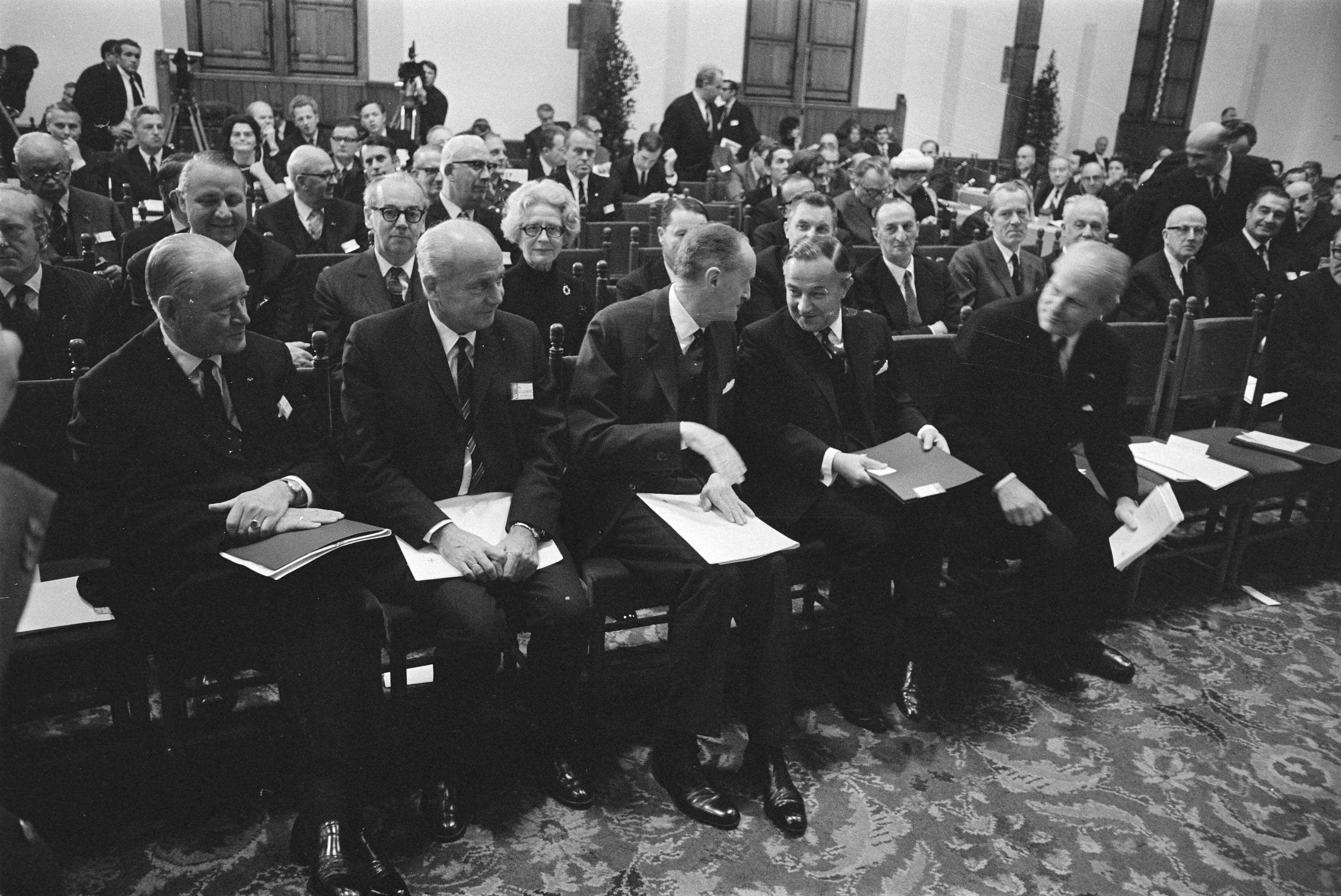 Fotocollectie Anefo — NATO Parlement bijeen in Ridderzaal, Den Haag ; overzicht — Foto: Koch, Eric / Anefo. Licentie: Set B: Rechtenvrij / Publiek Domein. Bron: Nationaal Archief. http://hdl.handle.net/10648/aba96786-d0b4-102d-bcf8-003048976d84