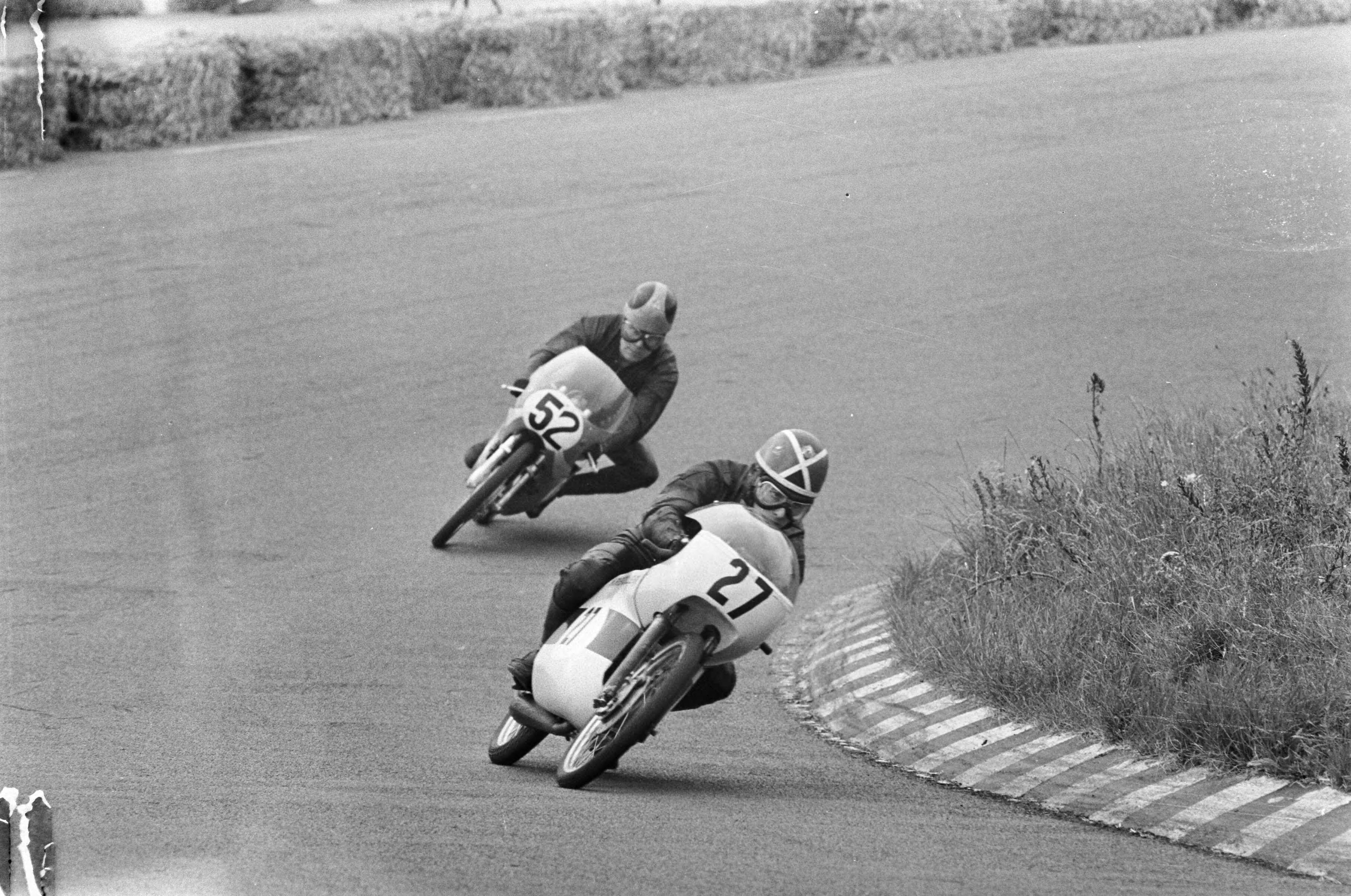 Fotocollectie Anefo — Motorraces Zandvoort. 50cc race voorop nummer 27 Aalt Toersen (Kreidler), daarachter Martin Mijwaart (Jamathi) winnaar — Foto: Koch, Eric / Anefo. Licentie: Set B: Rechtenvrij / Publiek Domein. Bron: Nationaal Archief. http://hdl.handle.net/10648/ab4778e6-d0b4-102d-bcf8-003048976d84