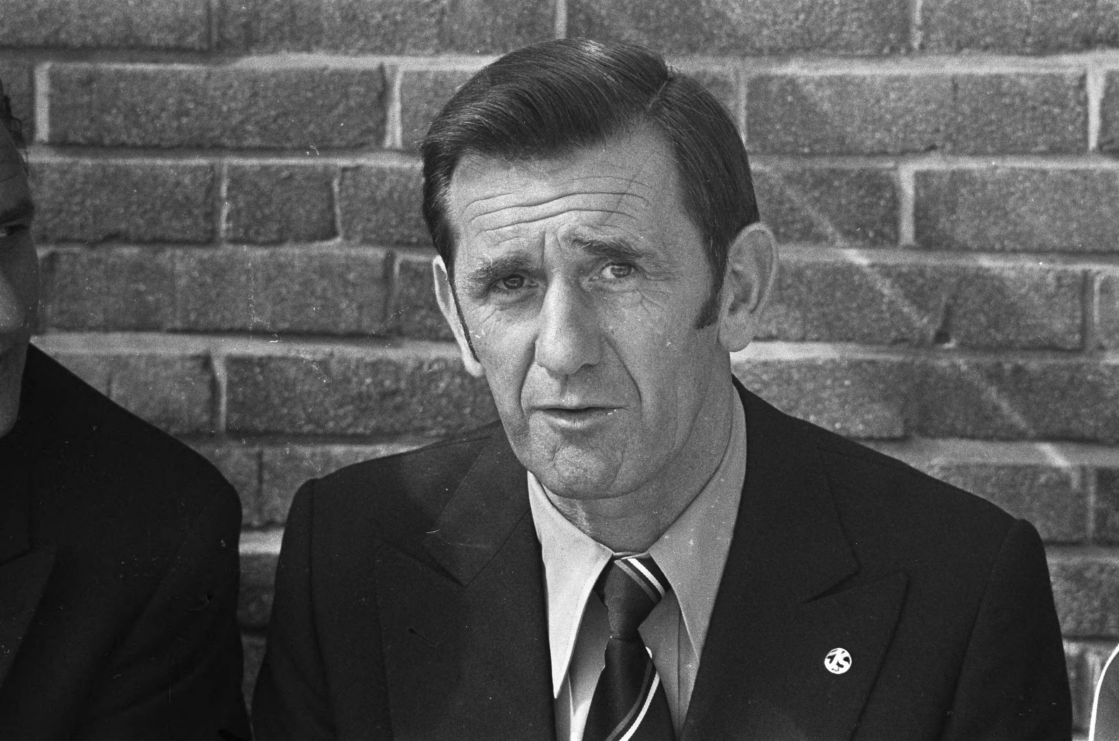 Fotocollectie Anefo — Groningen tegen Ajax 0-4, trainer Knobel (kop) — Foto: Peters, Hans / Anefo. Licentie: Set B: Rechtenvrij / Publiek Domein. Bron: Nationaal Archief. http://hdl.handle.net/10648/ac33e910-d0b4-102d-bcf8-003048976d84