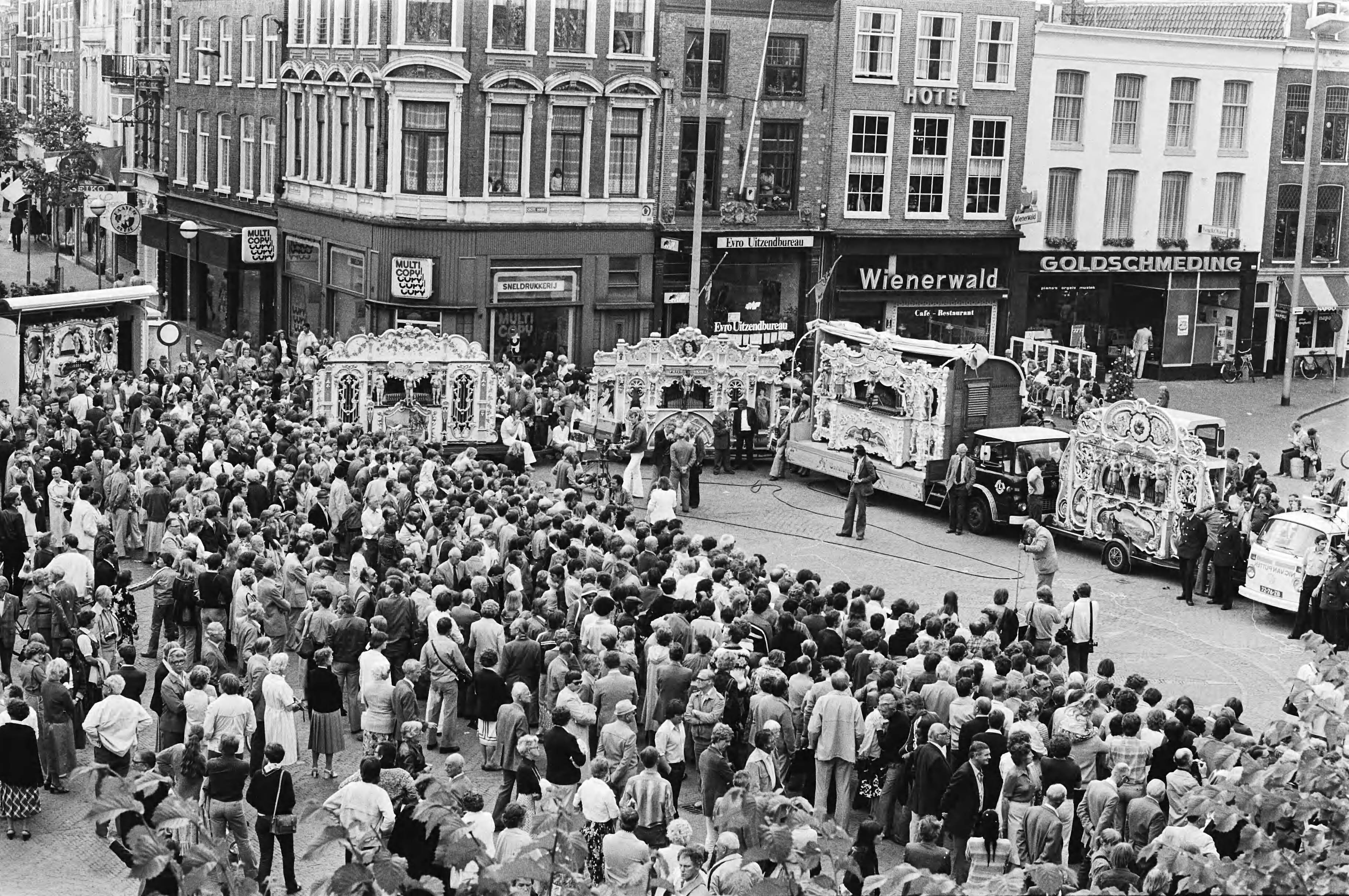 Draaiorgels op de Grote Markt in Haarlem — Haarlem|Noord-Holland|draaiorgels |menigte — Foto: Bogaerts, Rob / Anefo. Licentie: Set B: Rechtenvrij / Publiek Domein. Bron: Nationaal Archief. http://hdl.handle.net/10648/accd4254-d0b4-102d-bcf8-003048976d84