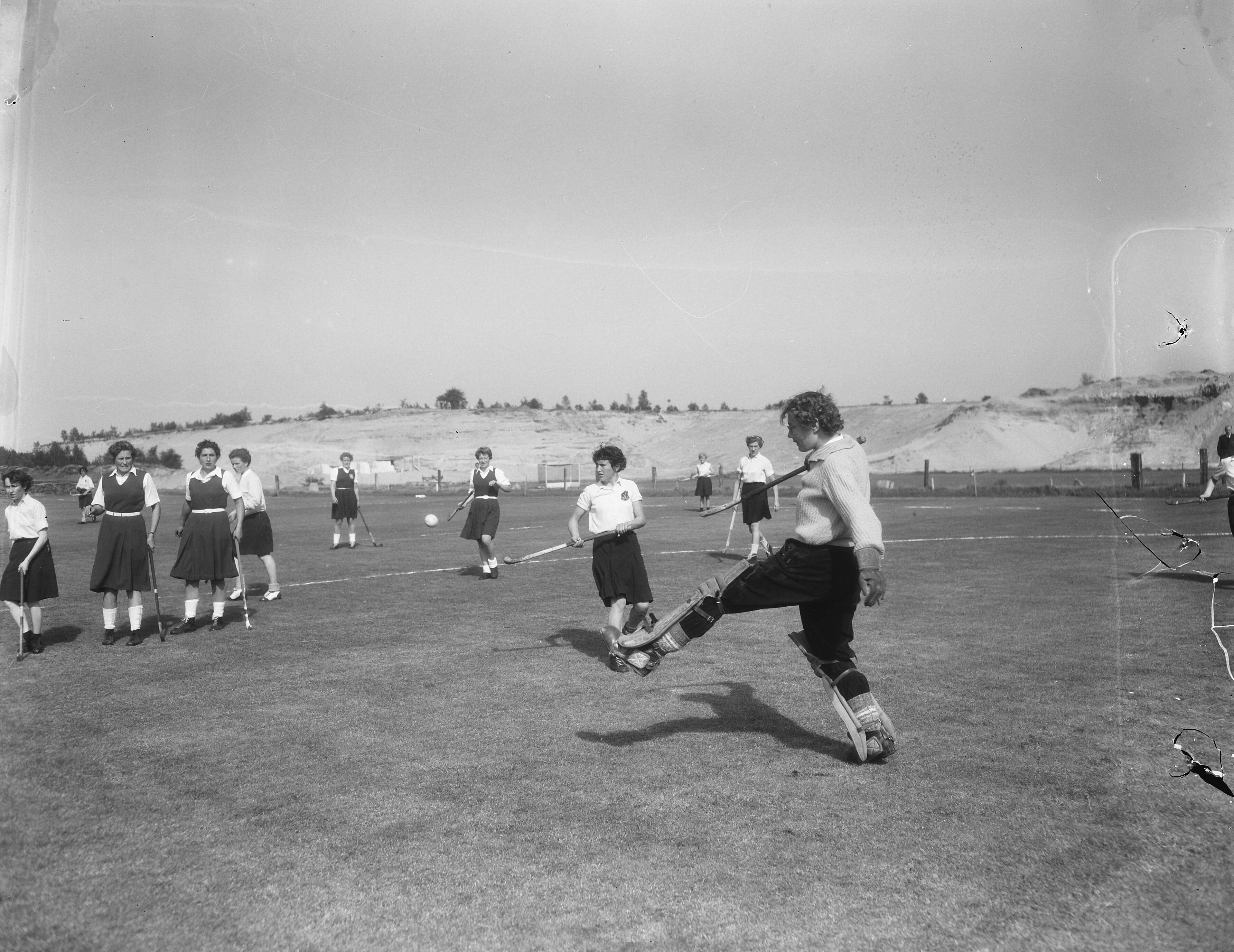 Fotocollectie Anefo — Dameshockey. Be Fair tegen BDHC Bloemendaal — Foto: Duinen, G.W. van / Anefo. Licentie: Set B: Rechtenvrij / Publiek Domein. Bron: Nationaal Archief. http://hdl.handle.net/10648/a929adb8-d0b4-102d-bcf8-003048976d84