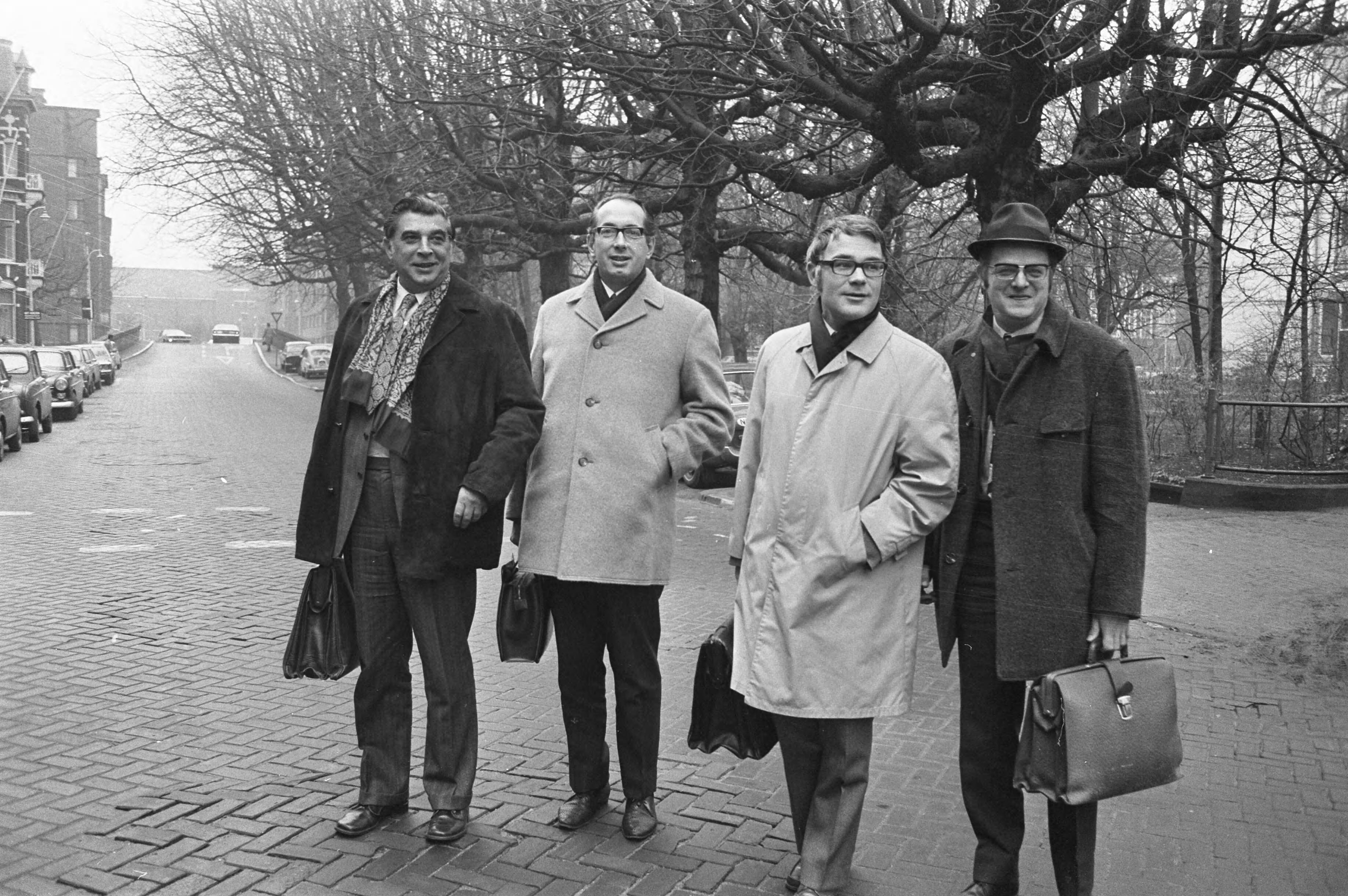 Fotocollectie Anefo — Raad van overleg van werkgevers en werknemers metaalindustrie bijeen over CAO in FME-gebouw, Den Haag v.l.n.r. Wamsteker (NVV), Groenevelt (voorzitter NVV — Foto: Peters, Hans / Anefo. Licentie: Set B: Rechtenvrij / Publiek Domein. Bron: Nationaal Archief. http://hdl.handle.net/10648/abddaf5a-d0b4-102d-bcf8-003048976d84