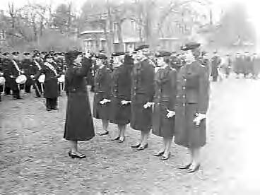 Fotocollectie Anefo — Beëdiging Marva officieren op een terrein aan de Borweg te Den Haag door officier Marva 1e klasse B. van Hinlopen-Labberton, commandant Marva Den Haag , v.l.n.r. M. W. Exalto (Apeldoorn), M. Wolf (Amsterdam),, F. Henkel (Groningen), E. Sikkes ( Koog a/d Zaan ) en E. Langewen (Meppel) — Foto: Rossem, Wim van / Anefo. Licentie: Set B: Rechtenvrij / Publiek Domein. Bron: Nationaal Archief. http://hdl.handle.net/10648/a9aa6bba-d0b4-102d-bcf8-003048976d84