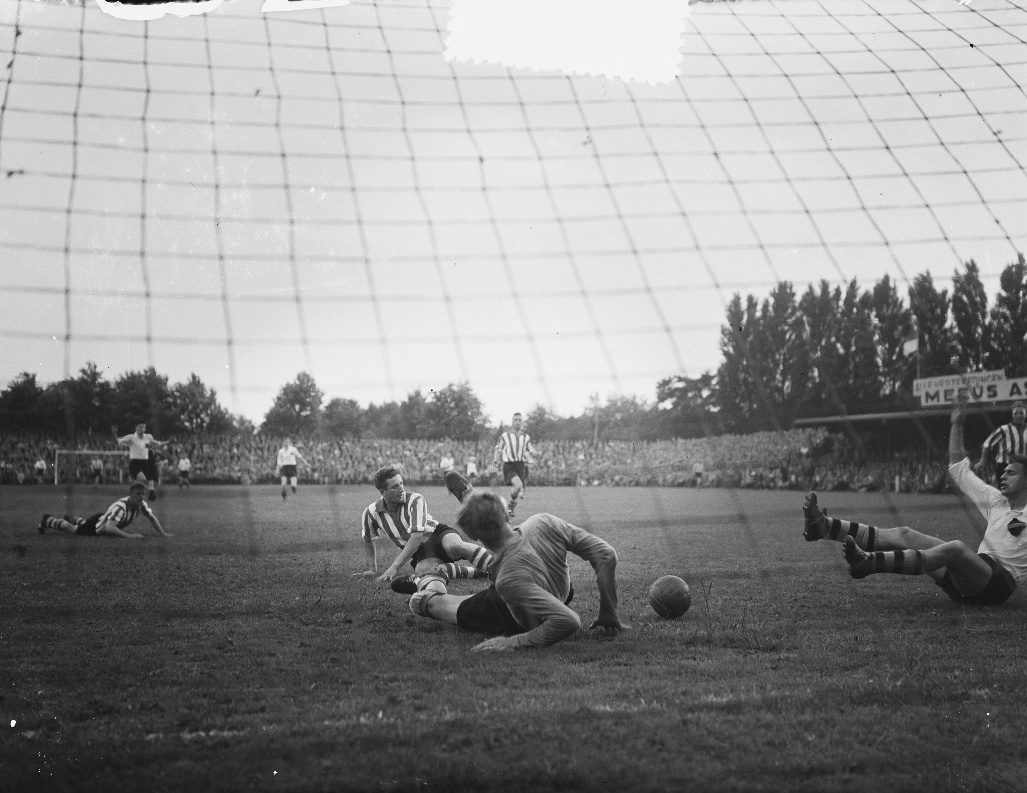 Fotocollectie Anefo — Voetbal. NAC tegen PSV 2-0. Spelmoment — Foto: Bilsen, Joop van / Anefo. Licentie: Set B: Rechtenvrij / Publiek Domein. Bron: Nationaal Archief. http://hdl.handle.net/10648/a9385d4a-d0b4-102d-bcf8-003048976d84