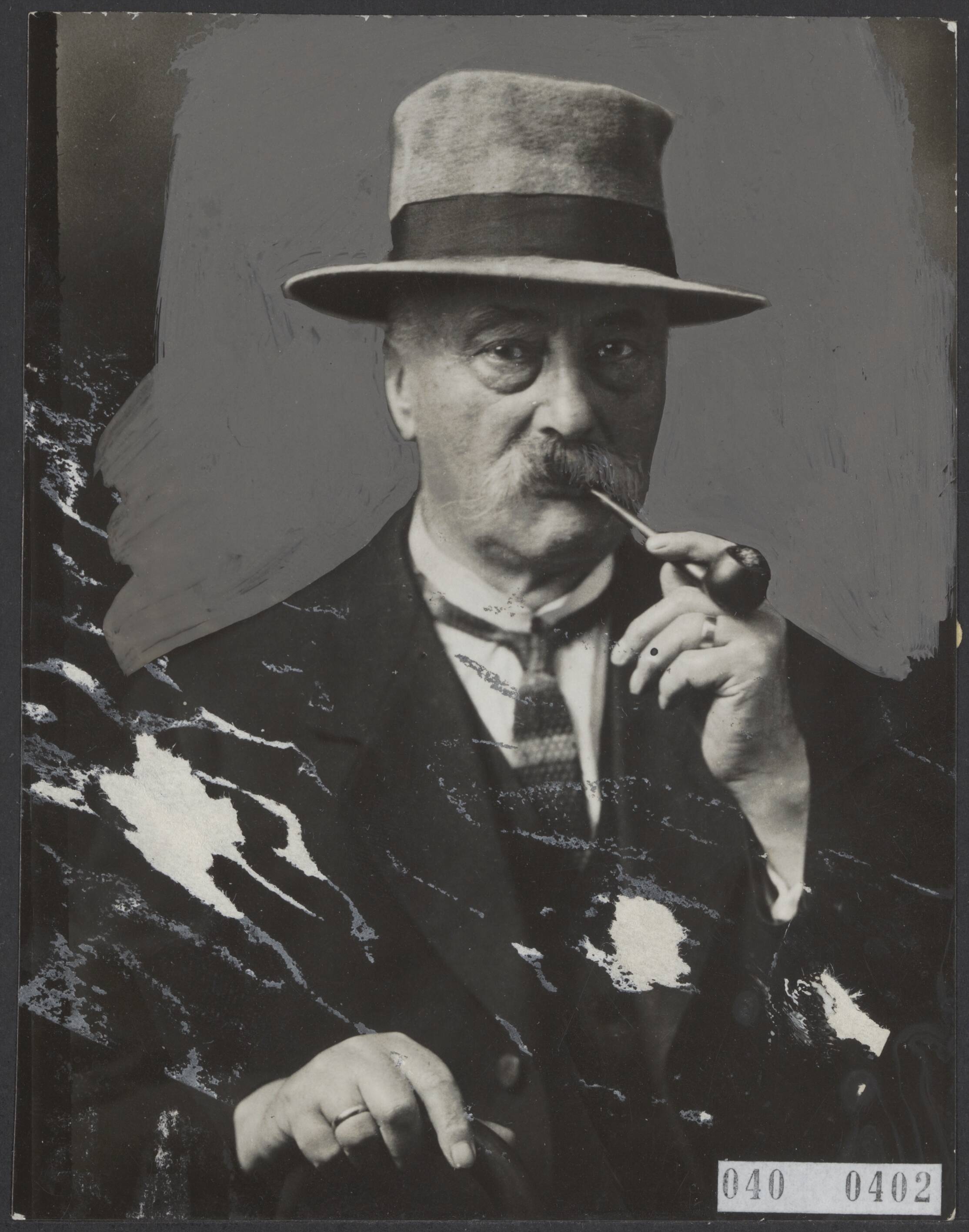 Fotocollectie Elsevier Binnenland — Kunstschilder W.J. Schütz, te Middelburg, specialist in zeegezichten wordt in augustus 1924 70 jaar — Foto: N.V. Vereenigde Fotobureaux. Licentie: Set B: Rechtenvrij / Publiek Domein. Bron: Nationaal Archief. http://hdl.handle.net/10648/adf436e2-d0b4-102d-bcf8-003048976d84