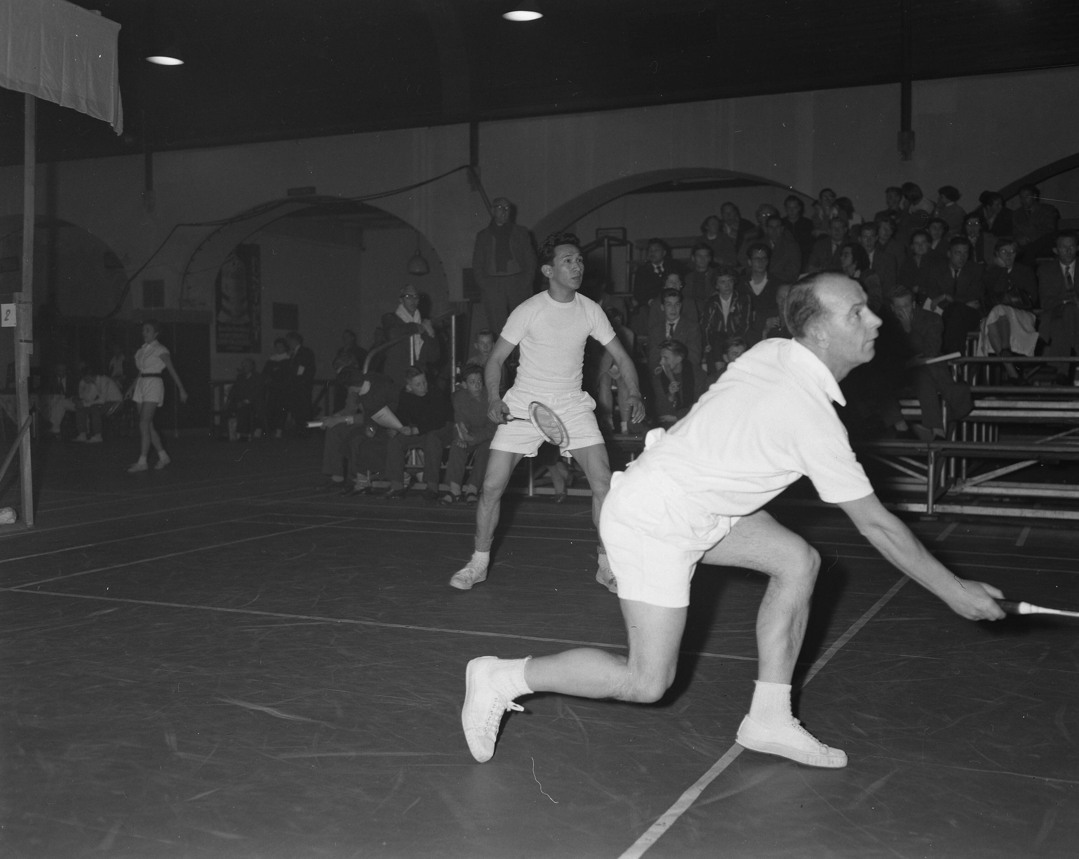 Fotocollectie Anefo — Internationale kampioenschap badminton te Haarlem. Bob Loo (links) en Leen Verhoef (rechts) (Nederland) — Foto: Behrens, Herbert F. / Anefo. Licentie: Set B: Rechtenvrij / Publiek Domein. Bron: Nationaal Archief. http://hdl.handle.net/10648/a95513fe-d0b4-102d-bcf8-003048976d84
