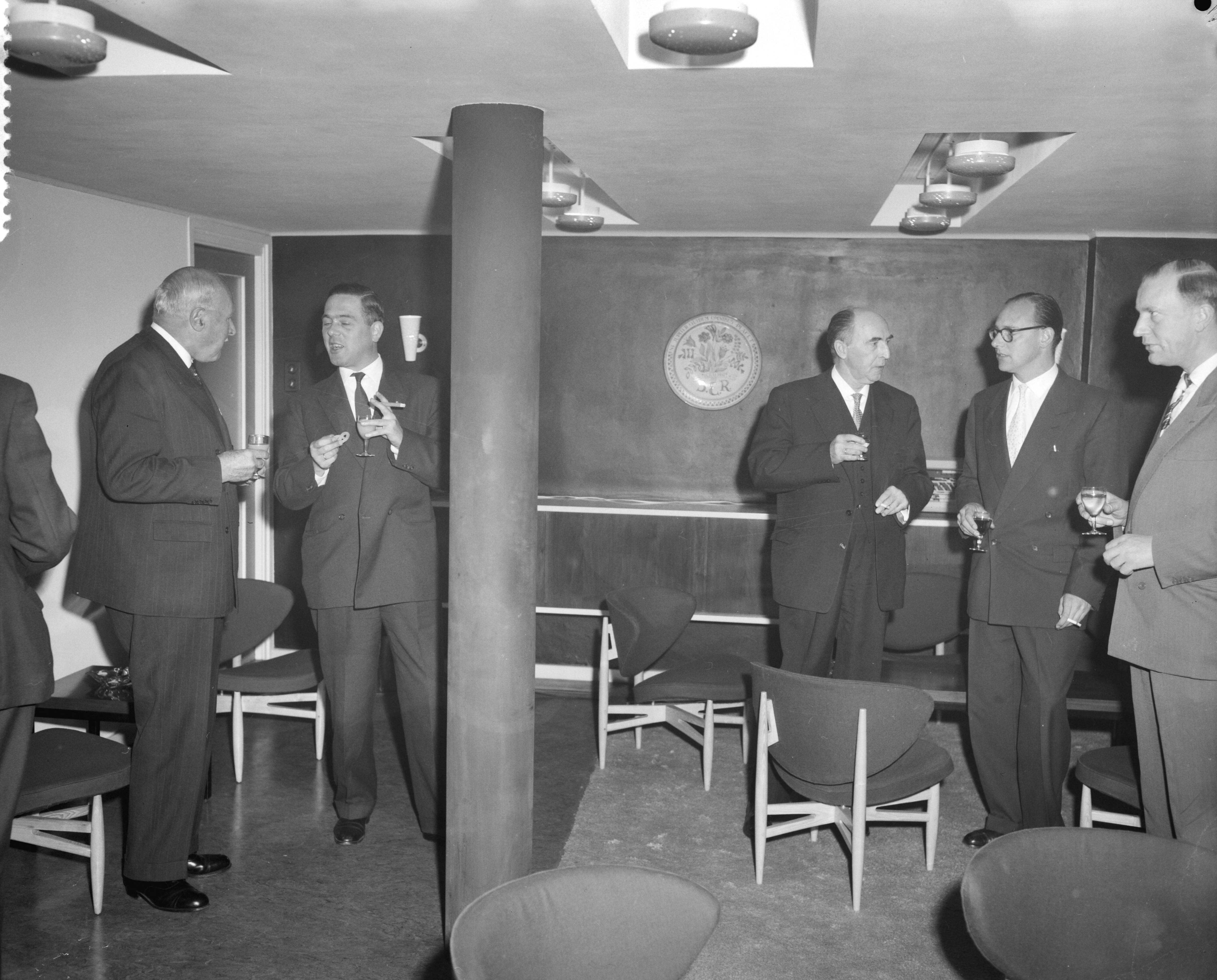 Fotocollectie Anefo — Officiële installatie van het produktiviteitscentrum van visbedrijf door minister van Landbouw V.G.M. Marijnen te Den Haag. Tijdens de receptie — Foto: Behrens, Herbert F. / Anefo. Licentie: Set B: Rechtenvrij / Publiek Domein. Bron: Nationaal Archief. http://hdl.handle.net/10648/a9a1c834-d0b4-102d-bcf8-003048976d84