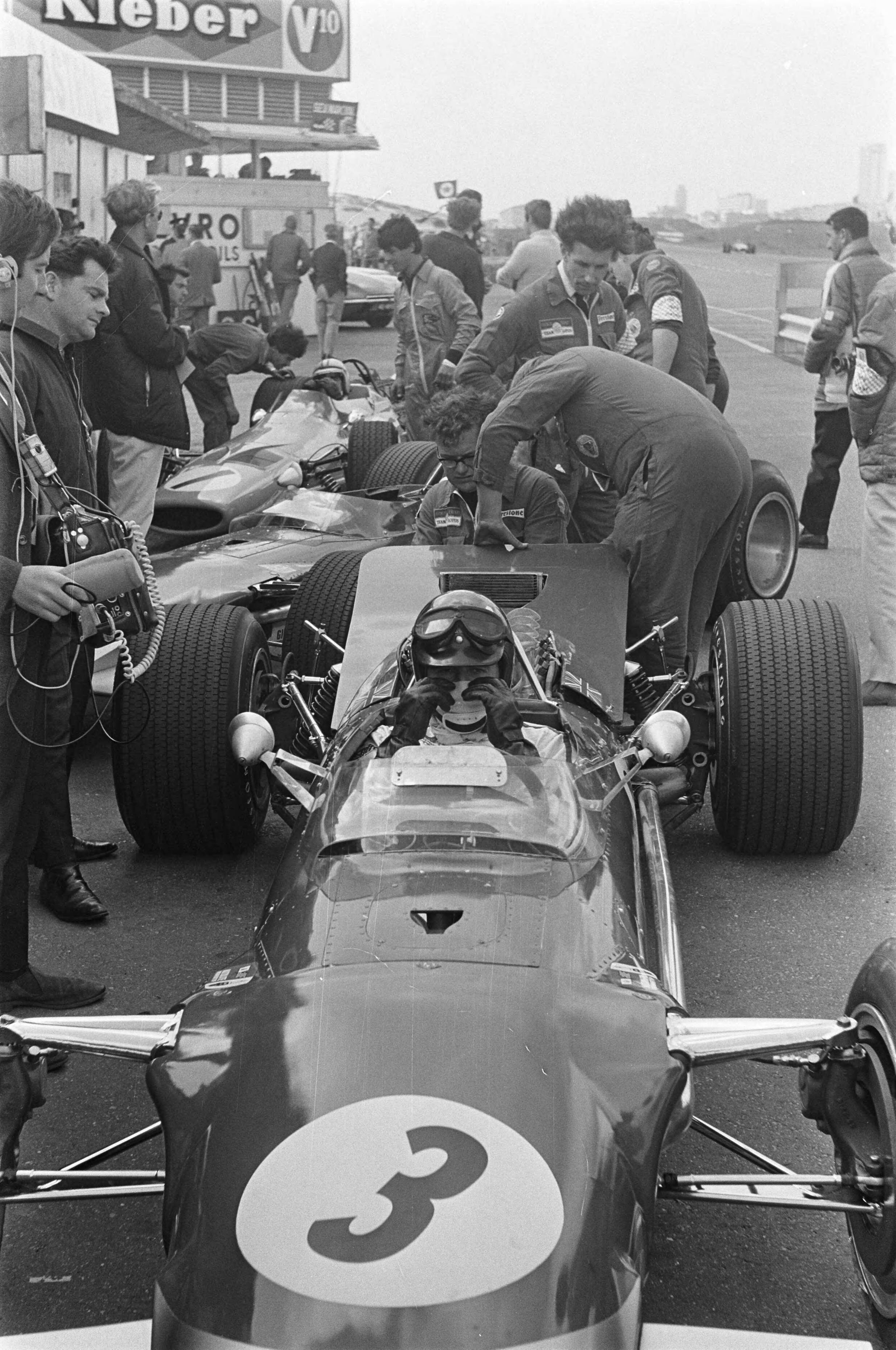 Fotocollectie Anefo — Grand Prix 68 Zandvoort training. Graham Hill (nr. 3) — Foto: Evers, Joost / Anefo. Licentie: Set B: Rechtenvrij / Publiek Domein. Bron: Nationaal Archief. http://hdl.handle.net/10648/ab44bcb4-d0b4-102d-bcf8-003048976d84