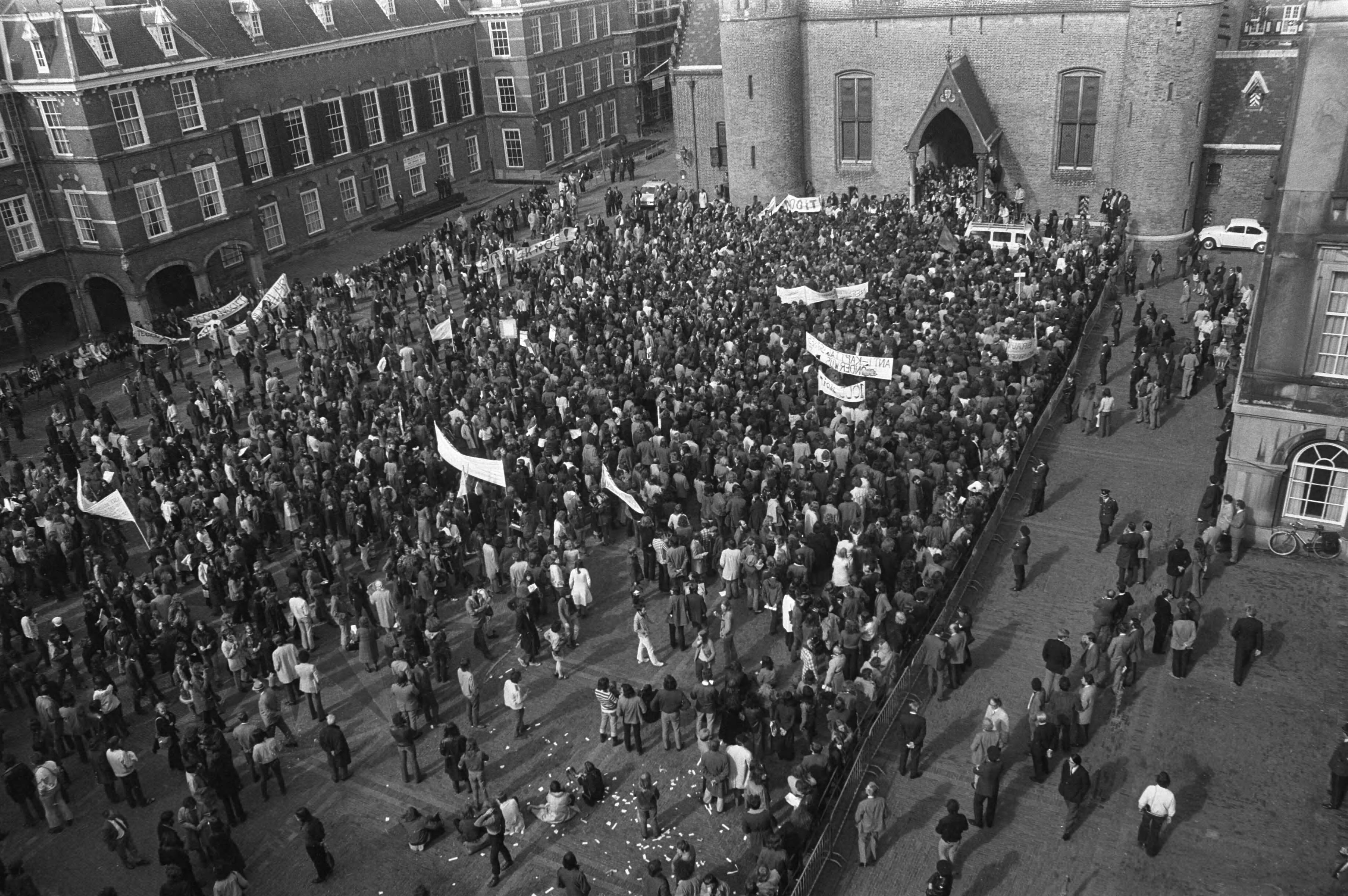 Betoging tegen het onderwijsbeleid van de regering — Betogers op het Binnenhof in Den Haag o.a. tegen de voorgenomen verhoging van het collegegeld naar 1000 gulden — Foto: Fotograaf Onbekend / Anefo. Licentie: Set B: Rechtenvrij / Publiek Domein. Bron: Nationaal Archief. http://hdl.handle.net/10648/abeadeb4-d0b4-102d-bcf8-003048976d84