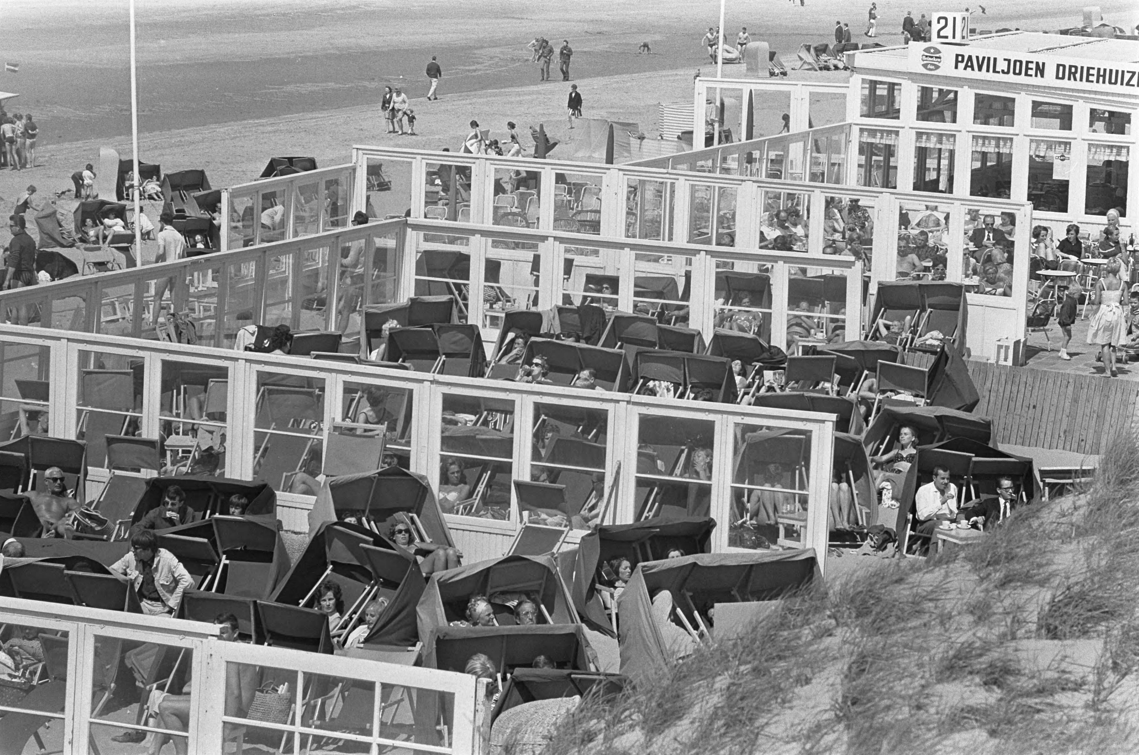 Fotocollectie Anefo — terras — Foto: Kroon, Ron / Anefo. Licentie: Set B: Rechtenvrij / Publiek Domein. Bron: Nationaal Archief. http://hdl.handle.net/10648/aaeb25d2-d0b4-102d-bcf8-003048976d84