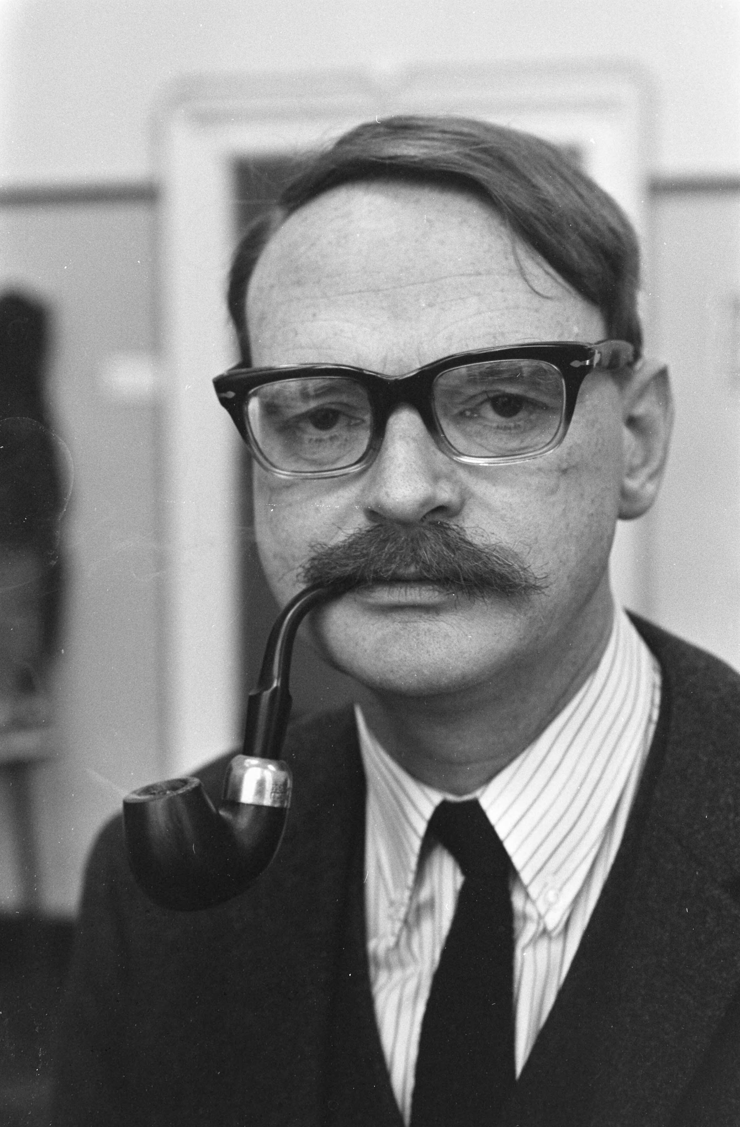 Fotocollectie Anefo — Prins Claus bezoekt School voor Journalistiek te Utrecht Prins Claus, H. Schaafsma — Foto: Kroon, Ron / Anefo. Licentie: Set B: Rechtenvrij / Publiek Domein. Bron: Nationaal Archief. http://hdl.handle.net/10648/ab545ee4-d0b4-102d-bcf8-003048976d84
