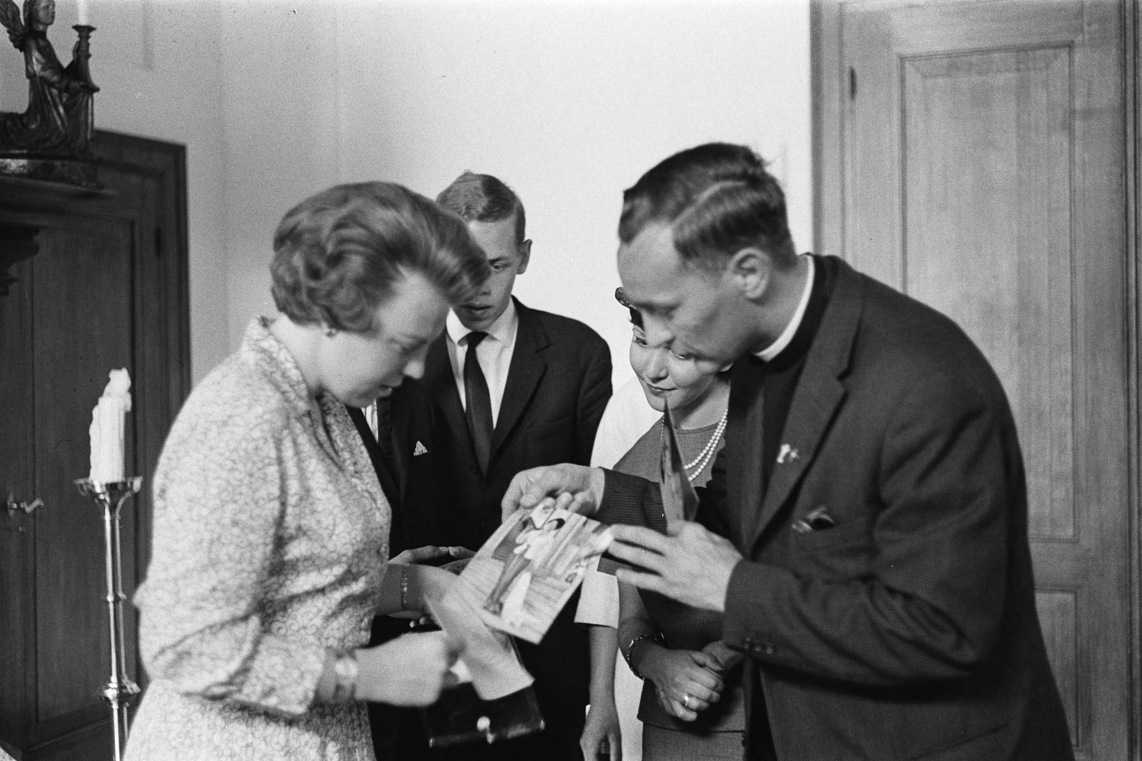 Fotocollectie Anefo — Prinses Beatrix heeft op Kasteel Drakensteyn het actie-comité "Dousadsj" ontvangen, v.l.n.r. Prinses Beatrix , P. van Bueren ,Miss Dousadsj [Adele Rompius-Sadrille] en pater Werenfried Stokman [die een foto toont] — Foto: Pot, Harry / Anefo. Licentie: Set B: Rechtenvrij / Publiek Domein. Bron: Nationaal Archief. http://hdl.handle.net/10648/aa39348a-d0b4-102d-bcf8-003048976d84