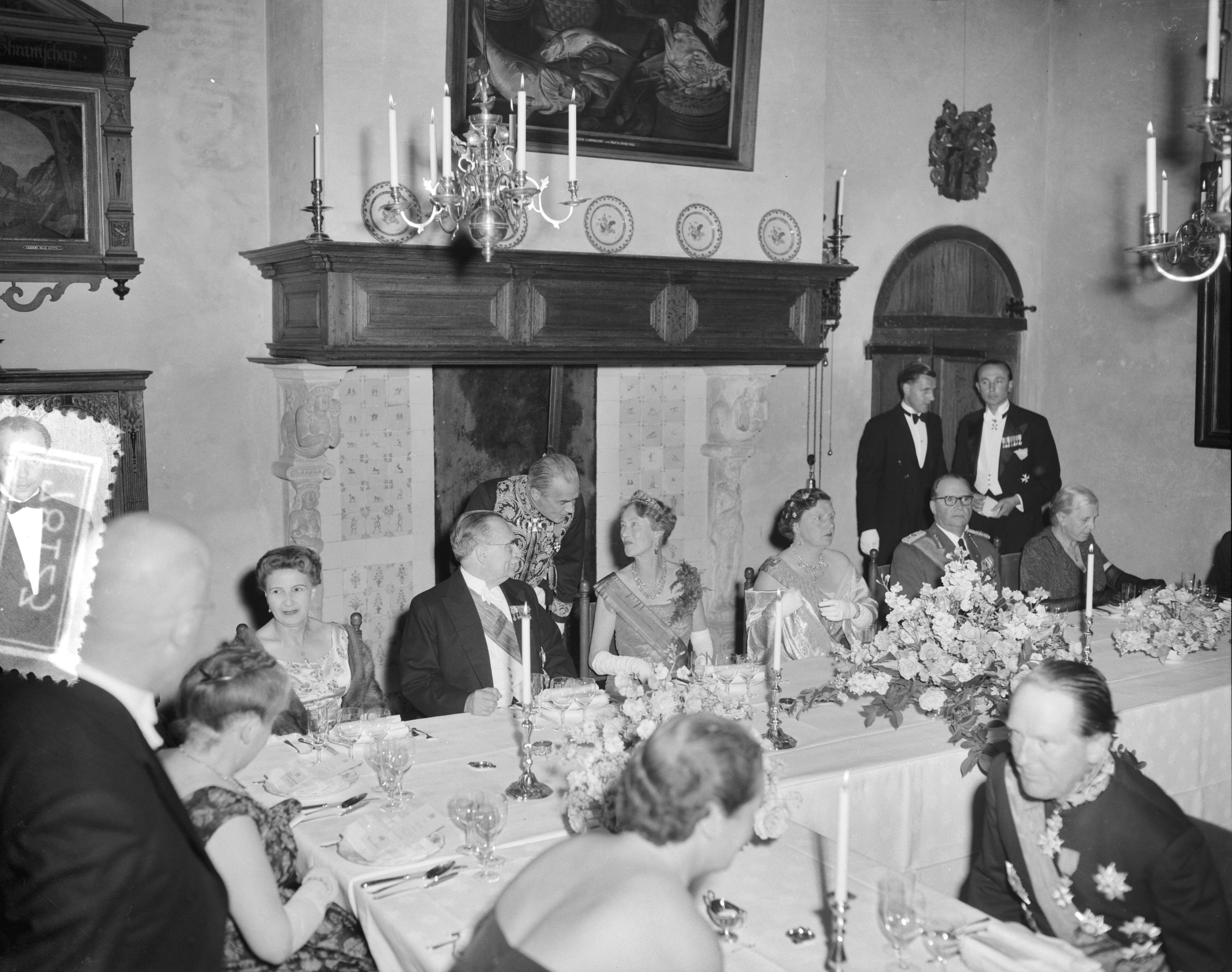 Staatsbezoek groothertogin Charlotte van Luxemburg en haar echtgenoot prins Felix — Bezoek Luxemburgs groot-hertogelijk paar. Derde dag. Haarlem (Diner) — Foto: Bilsen, Joop van / Anefo. Licentie: Set B: Rechtenvrij / Publiek Domein. Bron: Nationaal Archief. http://hdl.handle.net/10648/a9497396-d0b4-102d-bcf8-003048976d84