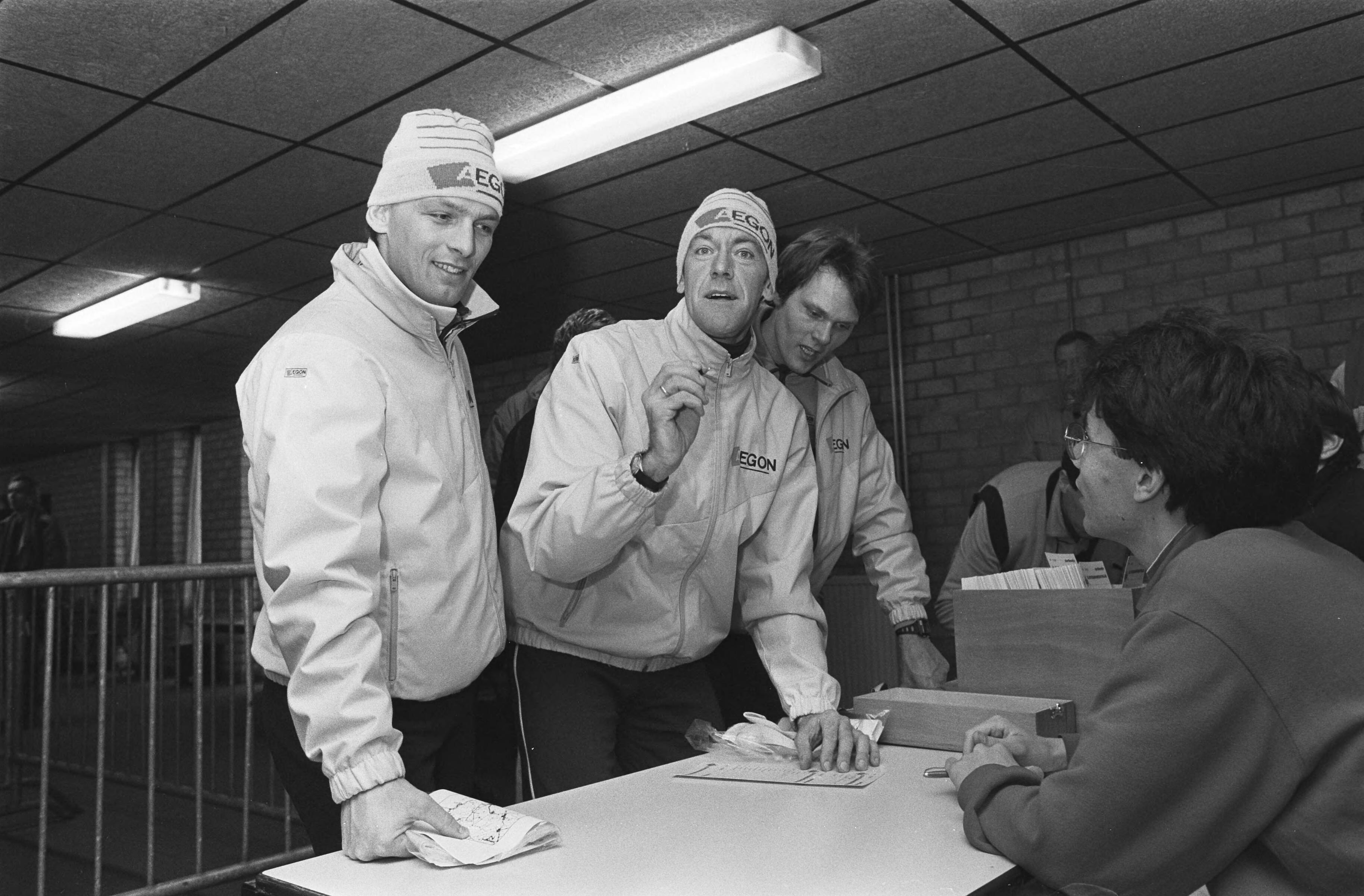 Elfstedentocht 1986 — Inschrijving voor de 14e Elfstedentocht; Henri Ruitenberg (l.) (dolle) Dries van Wije (r.) tijdens de inschrijving — Foto: Croes, Rob C. / Anefo. Licentie: Set B: Rechtenvrij / Publiek Domein. Bron: Nationaal Archief. http://hdl.handle.net/10648/ad503c7c-d0b4-102d-bcf8-003048976d84