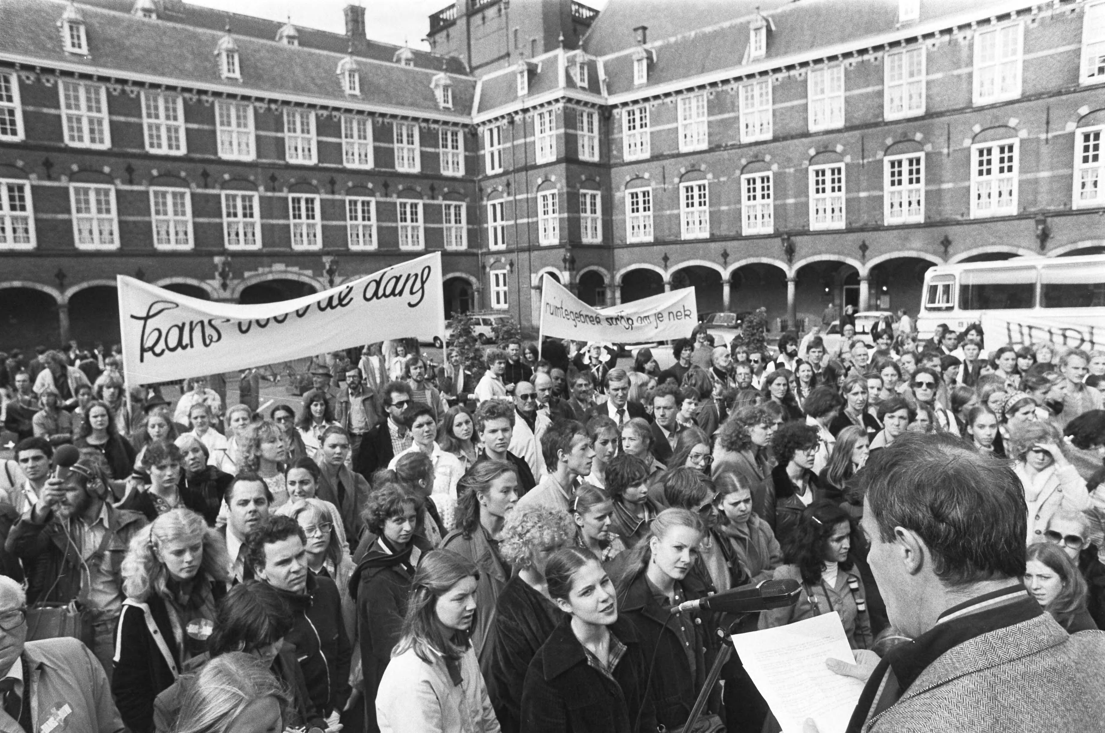 Fotocollectie Anefo — Demonstratie Nederlandse danswereld op Binnenhof, Den Haag. Henny Jurriens en Laurel Benedict van Nat. Ballet dansen scene uit Romeo en Julia — Foto: Suyk, Koen / Anefo. Licentie: Set B: Rechtenvrij / Publiek Domein. Bron: Nationaal Archief. http://hdl.handle.net/10648/acbc86d0-d0b4-102d-bcf8-003048976d84