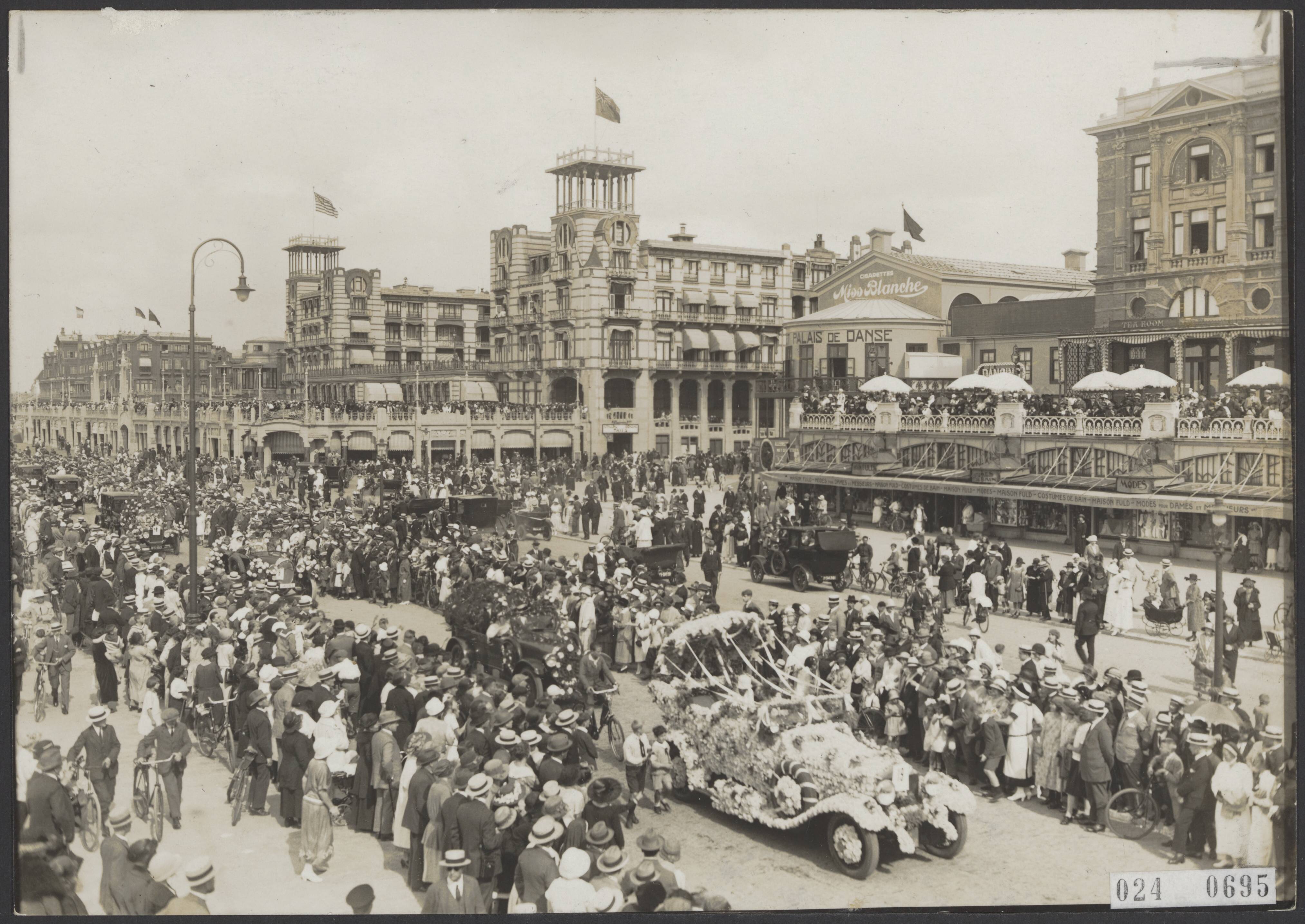 Fotocollectie Elsevier Binnenland — Bloemencorso te Scheveningen. Op de voorgrond de Rolls-Royce van de consul-generaal Martin Sternberg met de 1e pri9js. Deze auto was geheel bedekt met helrode dahlia's. In de wagen stond een parasol geheel van bloemen gemaakt. — Foto: Frankl, gebr. Alfred und Eduard. Licentie: Set B: Rechtenvrij / Publiek Domein. Bron: Nationaal Archief. http://hdl.handle.net/10648/add833c0-d0b4-102d-bcf8-003048976d84