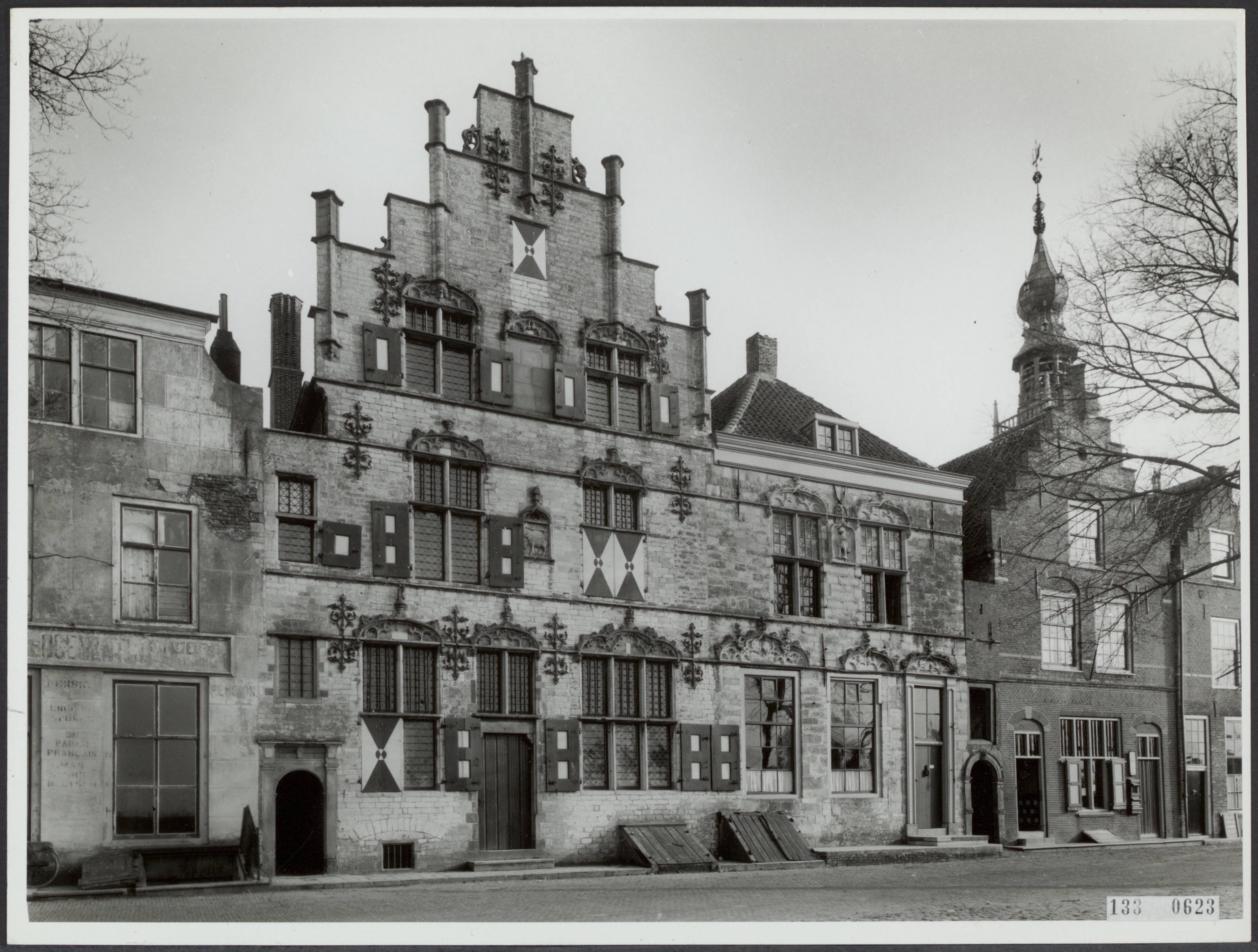 Fotocollectie Rijksvoorlichtingsdienst Eigen — Veere. Schotse huizen: het huis 't Lammeken met daarnaast het huis (zonder topgevel) In den Struys — Foto: Rijksdienst voor de Monumentenzorg. Licentie: Set B: Rechtenvrij / Publiek Domein. Bron: Nationaal Archief. http://hdl.handle.net/10648/af59d816-d0b4-102d-bcf8-003048976d84