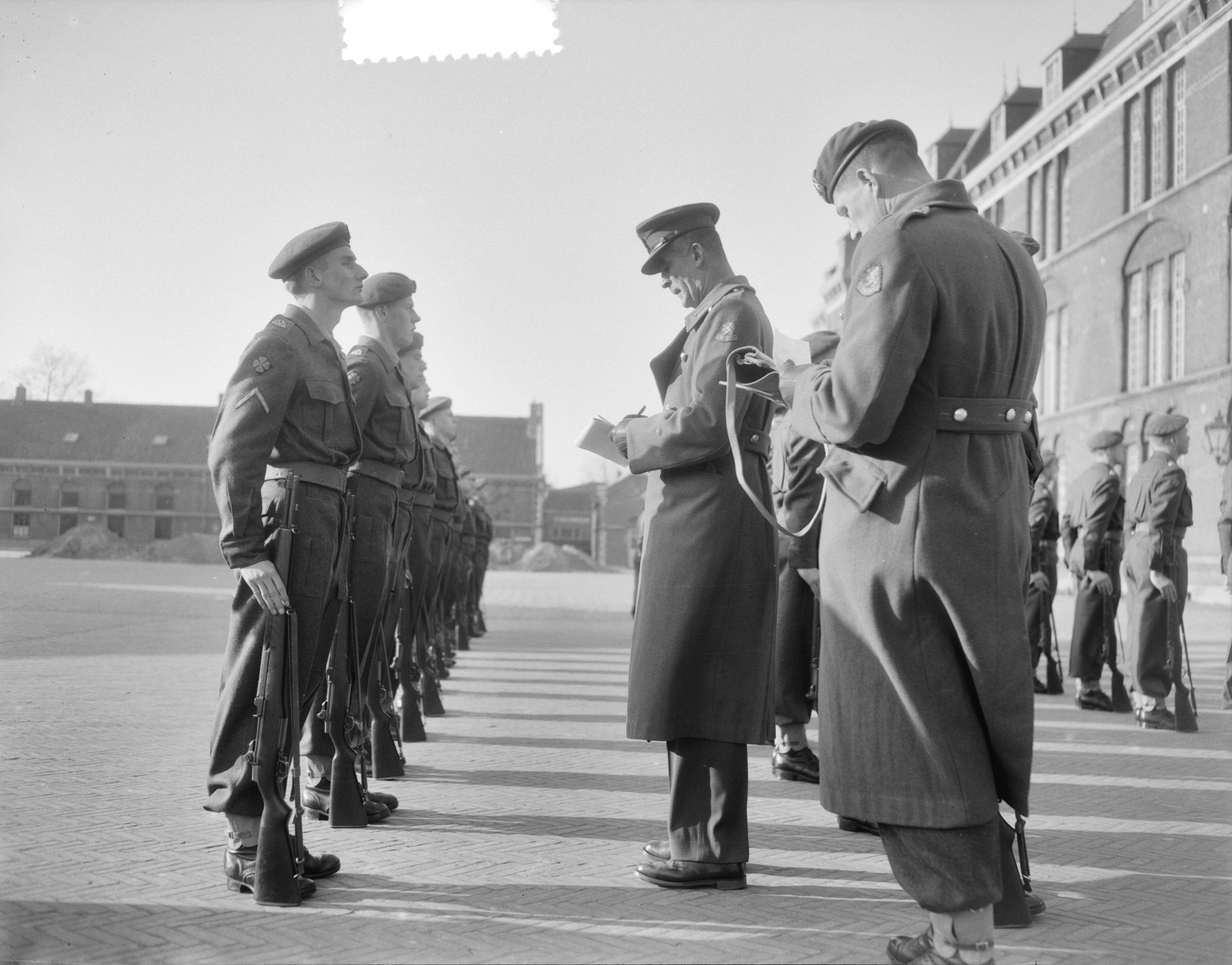 Fotocollectie Anefo — Exercitiewedstrijden van de Koninklijke Landmacht te Den Haag — Foto: Duinen, G.W. van / Anefo. Licentie: Set B: Rechtenvrij / Publiek Domein. Bron: Nationaal Archief. http://hdl.handle.net/10648/a91bcdec-d0b4-102d-bcf8-003048976d84