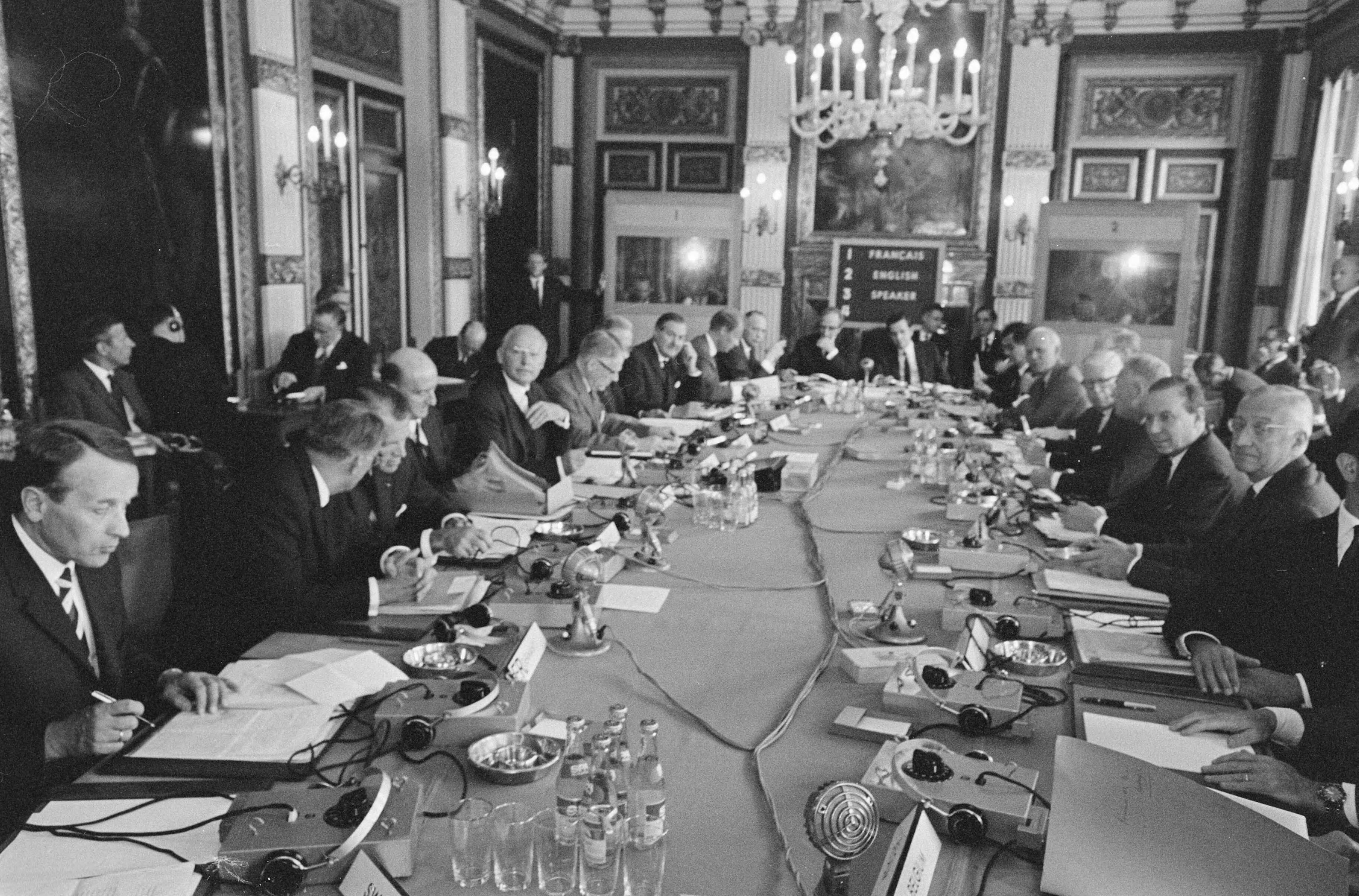 Fotocollectie Anefo — Groep van tien Ministers van Financien bijeen in Den Haag , overzicht in Treveszaal — Foto: Kroon, Ron / Anefo. Licentie: Set B: Rechtenvrij / Publiek Domein. Bron: Nationaal Archief. http://hdl.handle.net/10648/aaf4004e-d0b4-102d-bcf8-003048976d84