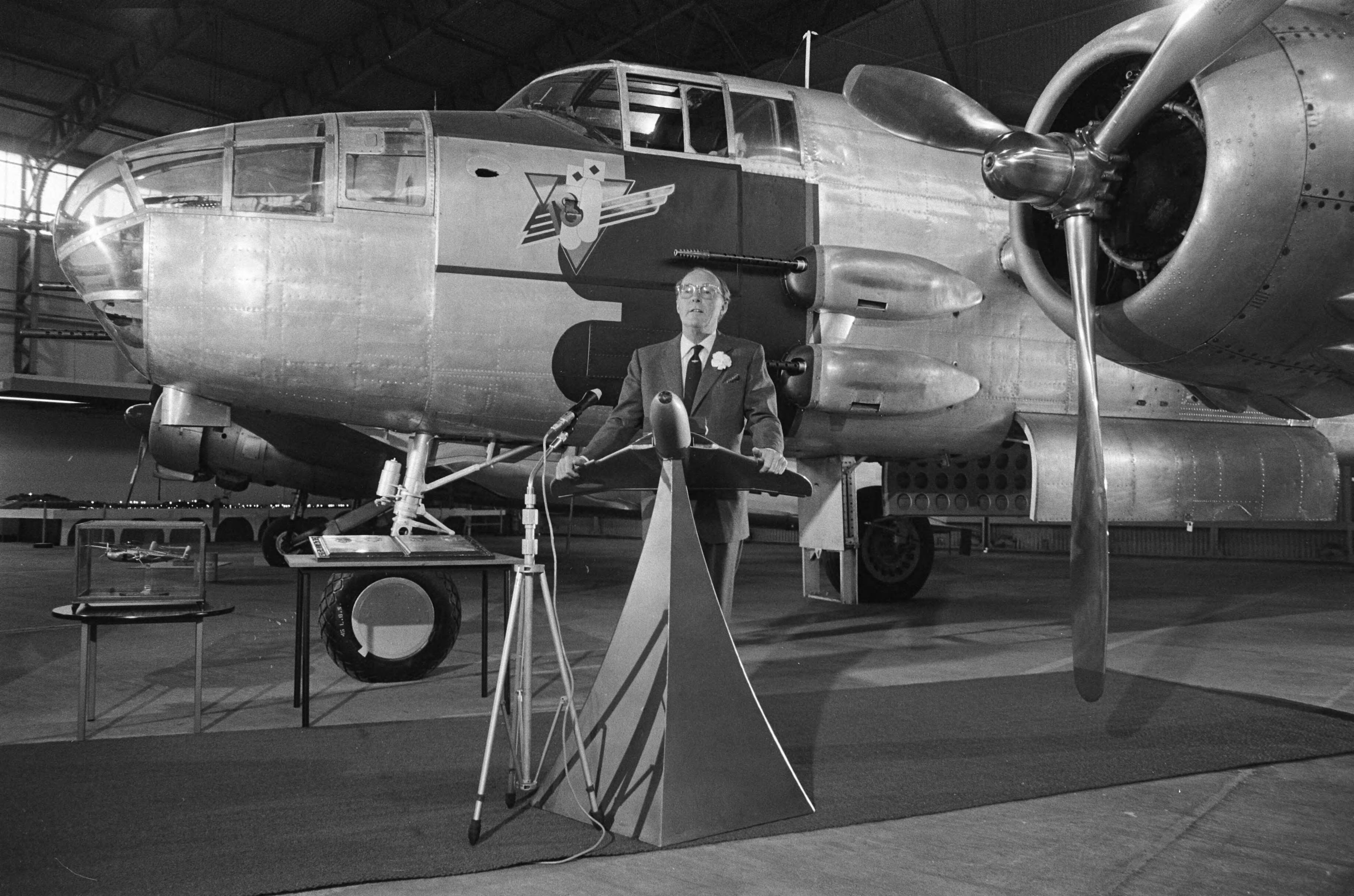 Fotocollectie Anefo — Prins Bernhard geeft B25 Mitchell bommenwerper aan luchtmachtmuseum Soesterberg — Foto: Verhoeff, Bert / Anefo. Licentie: Set B: Rechtenvrij / Publiek Domein. Bron: Nationaal Archief. http://hdl.handle.net/10648/abd43b1e-d0b4-102d-bcf8-003048976d84