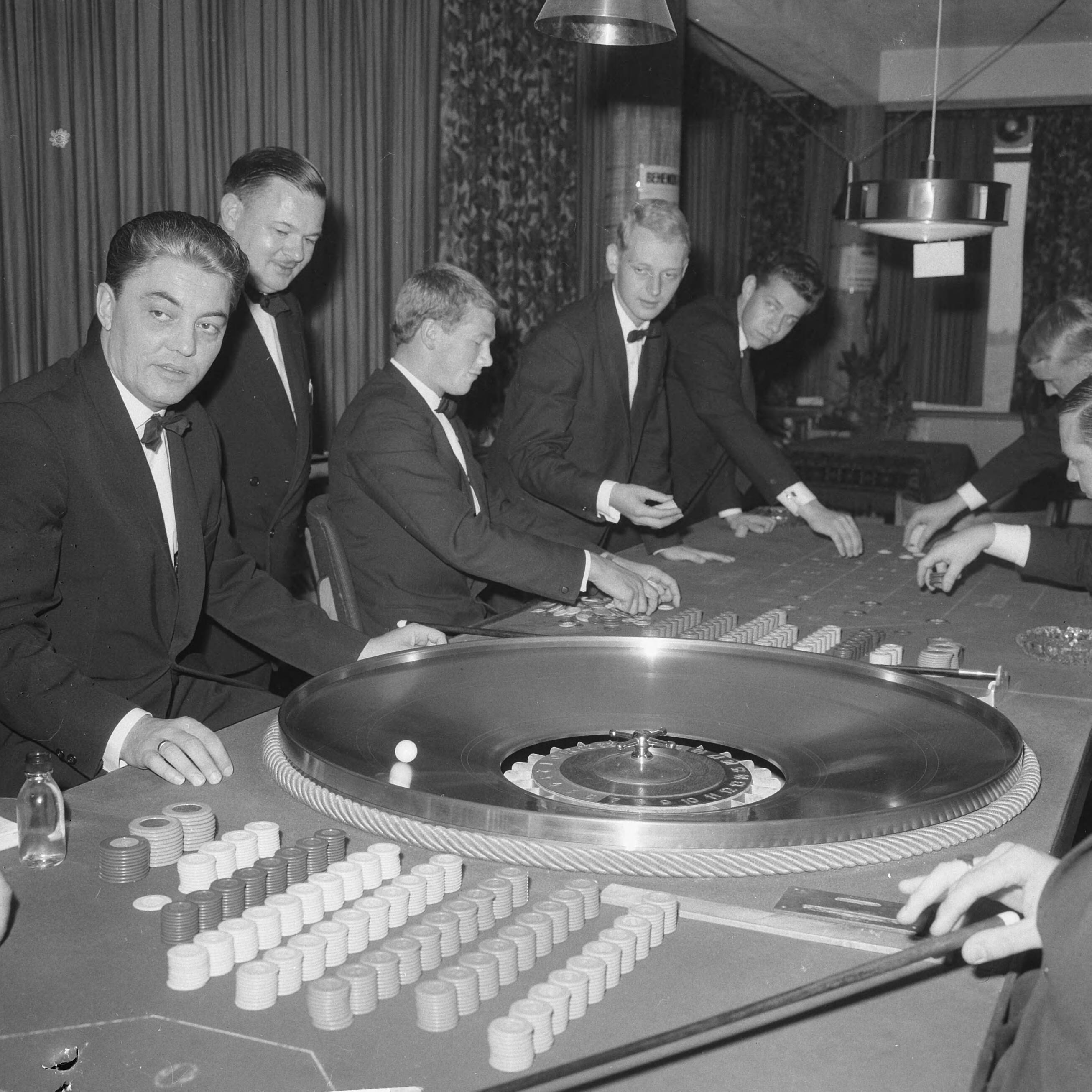 Fotocollectie Anefo — Naar aanleiding van een besluit van het ministerie van Justitie moeten de casino's in Nederland hun deuren sluiten. In West-End te Loosdrecht rolt vandaag voor het laatst het balletje — Foto: Evers, Joost / Anefo. Licentie: Set B: Rechtenvrij / Publiek Domein. Bron: Nationaal Archief. http://hdl.handle.net/10648/aac848b4-d0b4-102d-bcf8-003048976d84