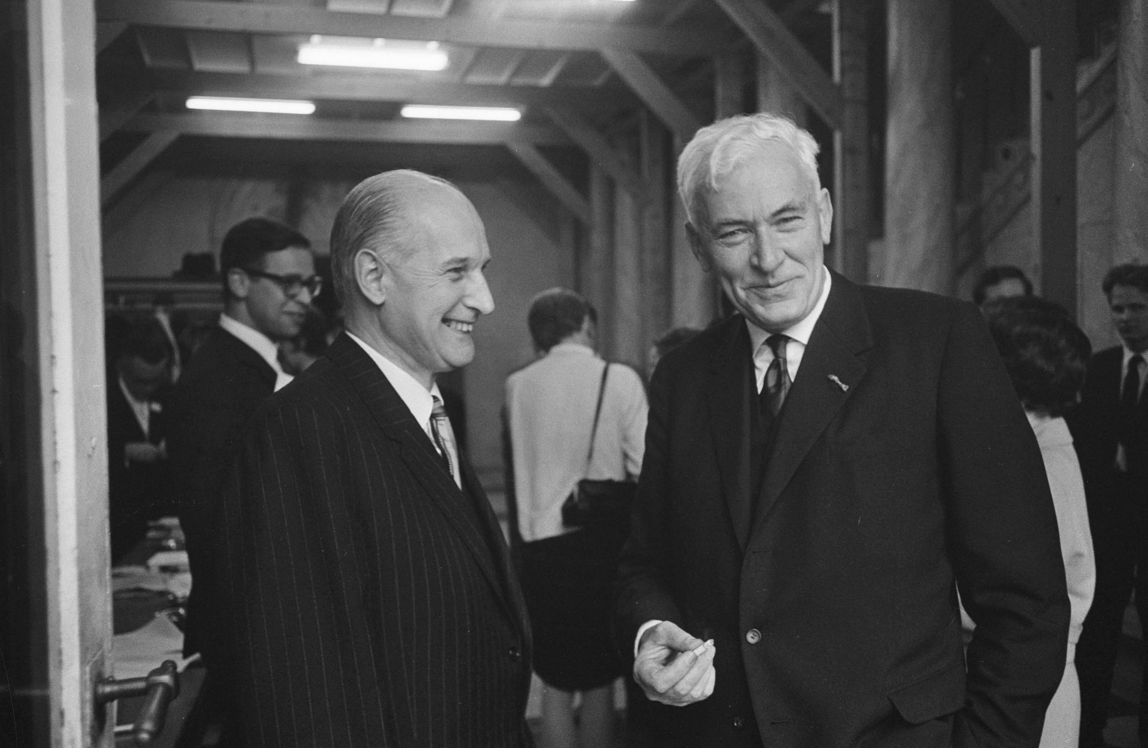 Fotocollectie Anefo — Conferentie Raad Jongeren Verbond Wereldfederalisten in Paleis Noordeinde Den Haag, Minister Bot opende conferentie met prof. mr. Rolling — Foto: Koch, Eric / Anefo. Licentie: Set B: Rechtenvrij / Publiek Domein. Bron: Nationaal Archief. http://hdl.handle.net/10648/aae4c200-d0b4-102d-bcf8-003048976d84