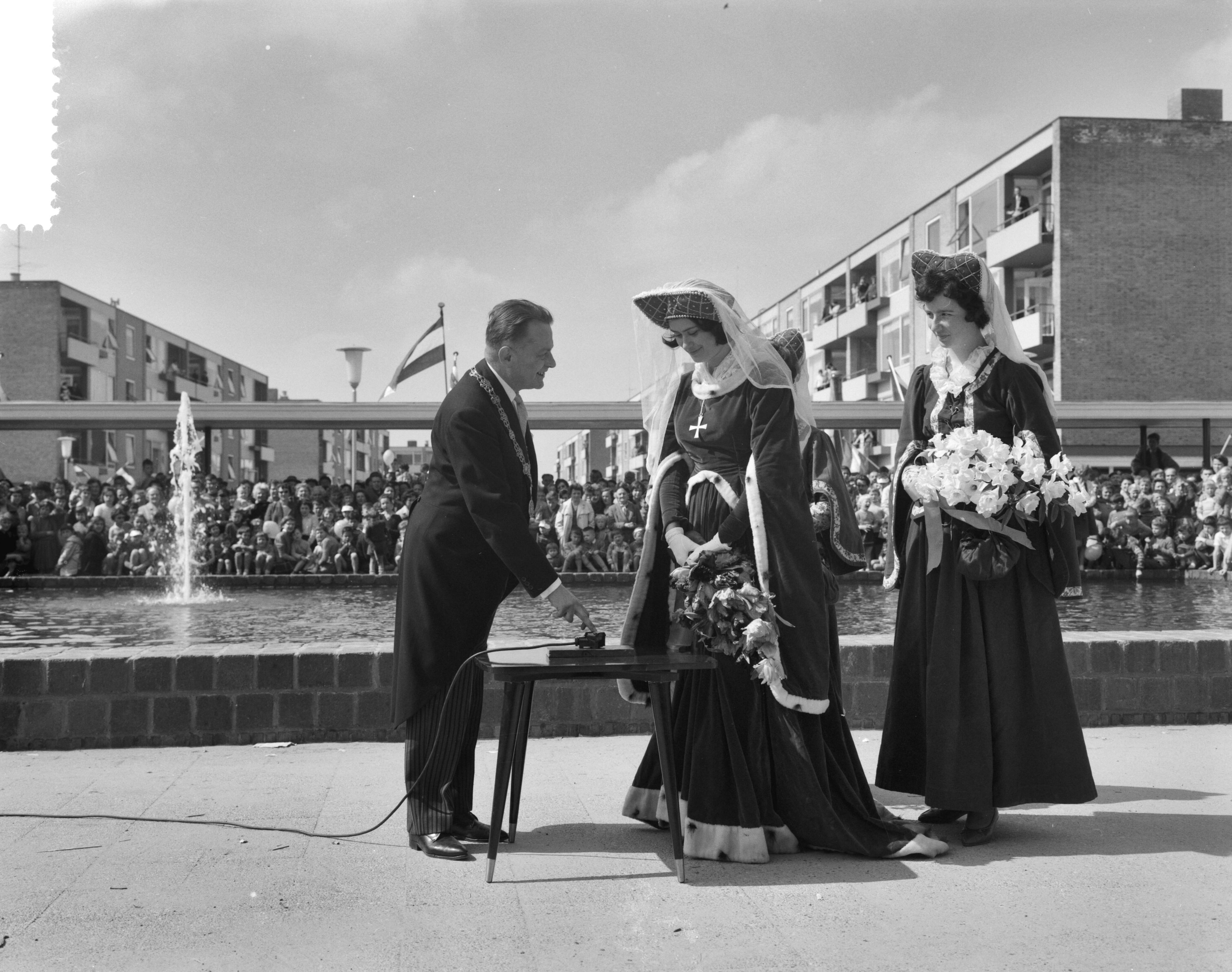 Fotocollectie Anefo — "Jacoba van Beieren" luistert plechtigheid op van opening nieuwe winkelcentrum in Breda. "Jacoba van Beieren" en burgemeester Geuljans — Foto: Pot, Harry / Anefo. Licentie: Set B: Rechtenvrij / Publiek Domein. Bron: Nationaal Archief. http://hdl.handle.net/10648/a9d0e8da-d0b4-102d-bcf8-003048976d84