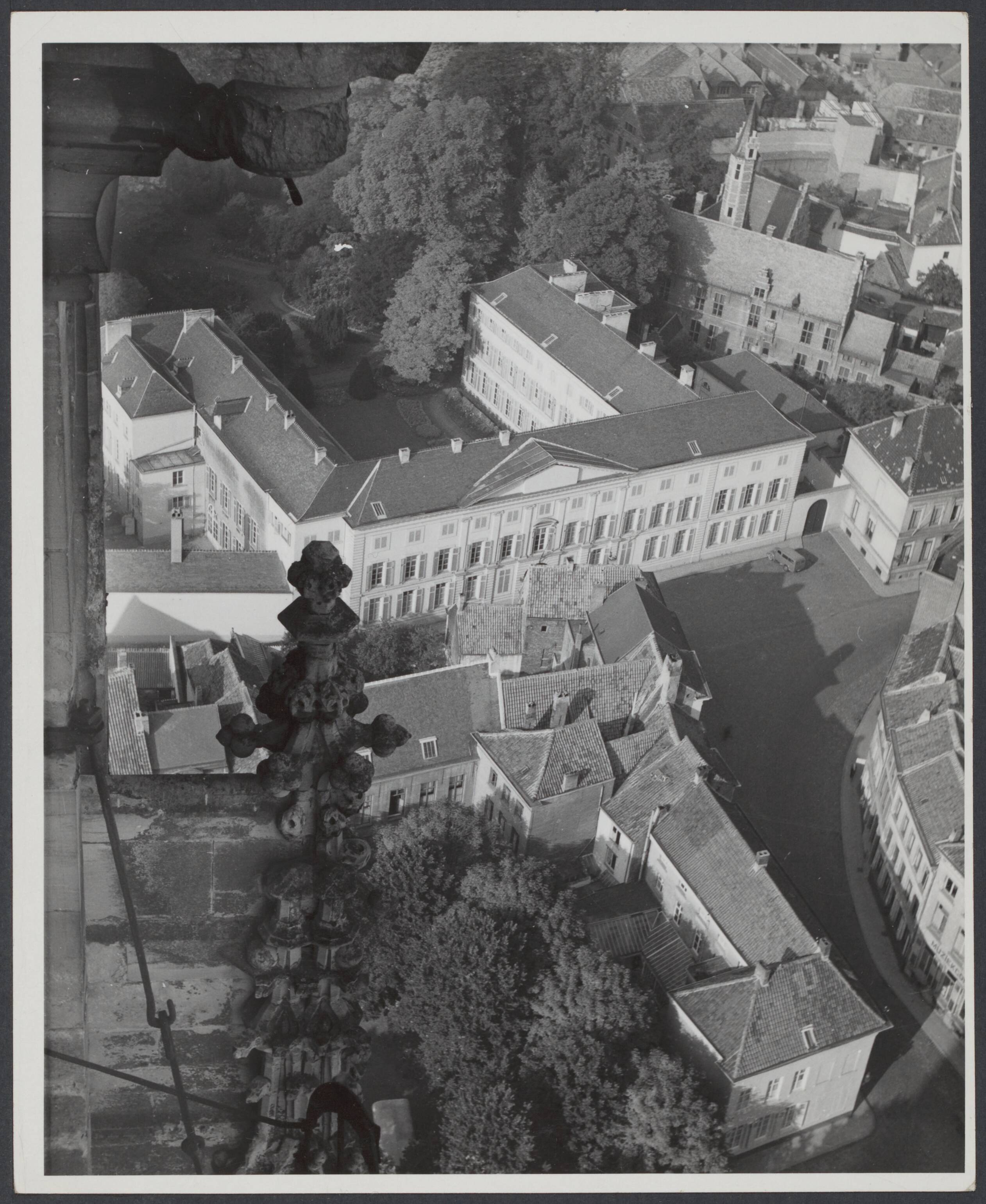 Mechelen — Mechelen. Het aartsbisschoppelijk paleis gezien vanaf de toren van de St Romboutskathedraal — Foto: Onbekend / Publiek Domein of Rechtenvrij. Licentie: Set B: Rechtenvrij / Publiek Domein. Bron: Nationaal Archief. http://hdl.handle.net/10648/cdd80ed8-1492-a89e-3d98-879111599ea5