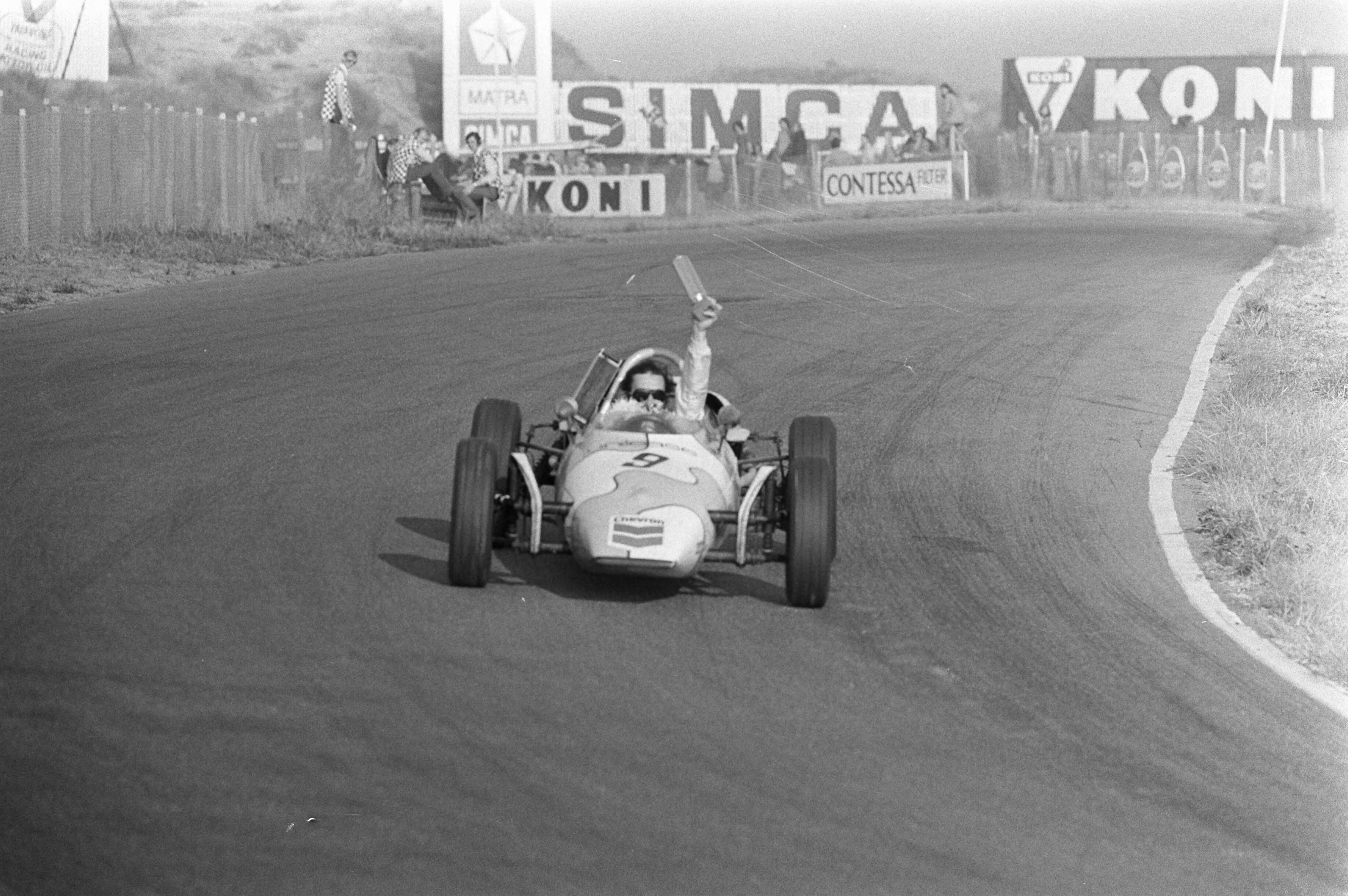 Fotocollectie Anefo — Slotraces op Zandvoort (auto), ereronde Jelle Hingst — Foto: Croes, Rob C. / Anefo. Licentie: Set B: Rechtenvrij / Publiek Domein. Bron: Nationaal Archief. http://hdl.handle.net/10648/abf8aeea-d0b4-102d-bcf8-003048976d84