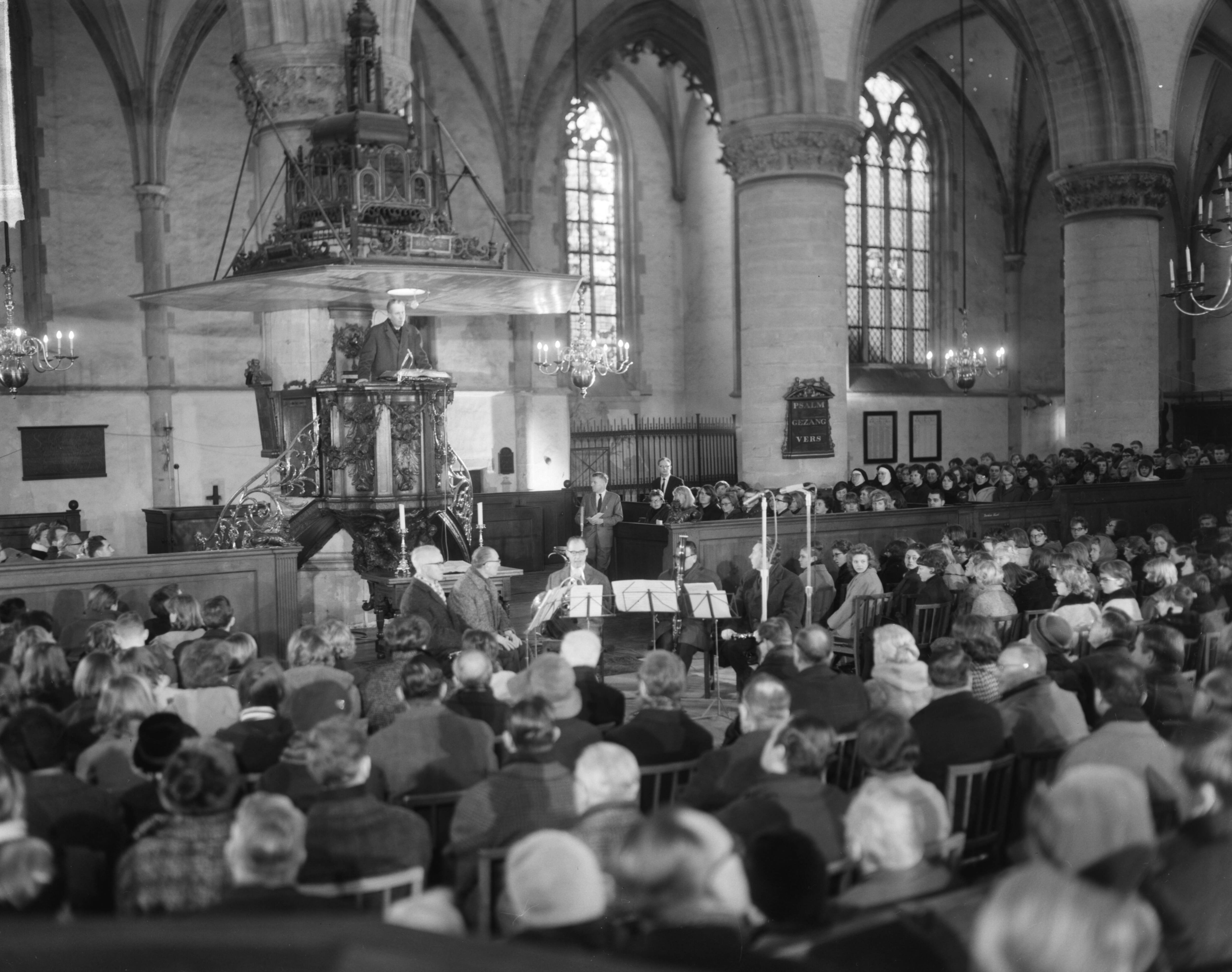Fotocollectie Anefo — Hartewens Festival in de Sint Bavokerk te Haarlem geopend, overzicht — Foto: Bilsen, Joop van / Anefo. Licentie: Set B: Rechtenvrij / Publiek Domein. Bron: Nationaal Archief. http://hdl.handle.net/10648/aa8acdfe-d0b4-102d-bcf8-003048976d84