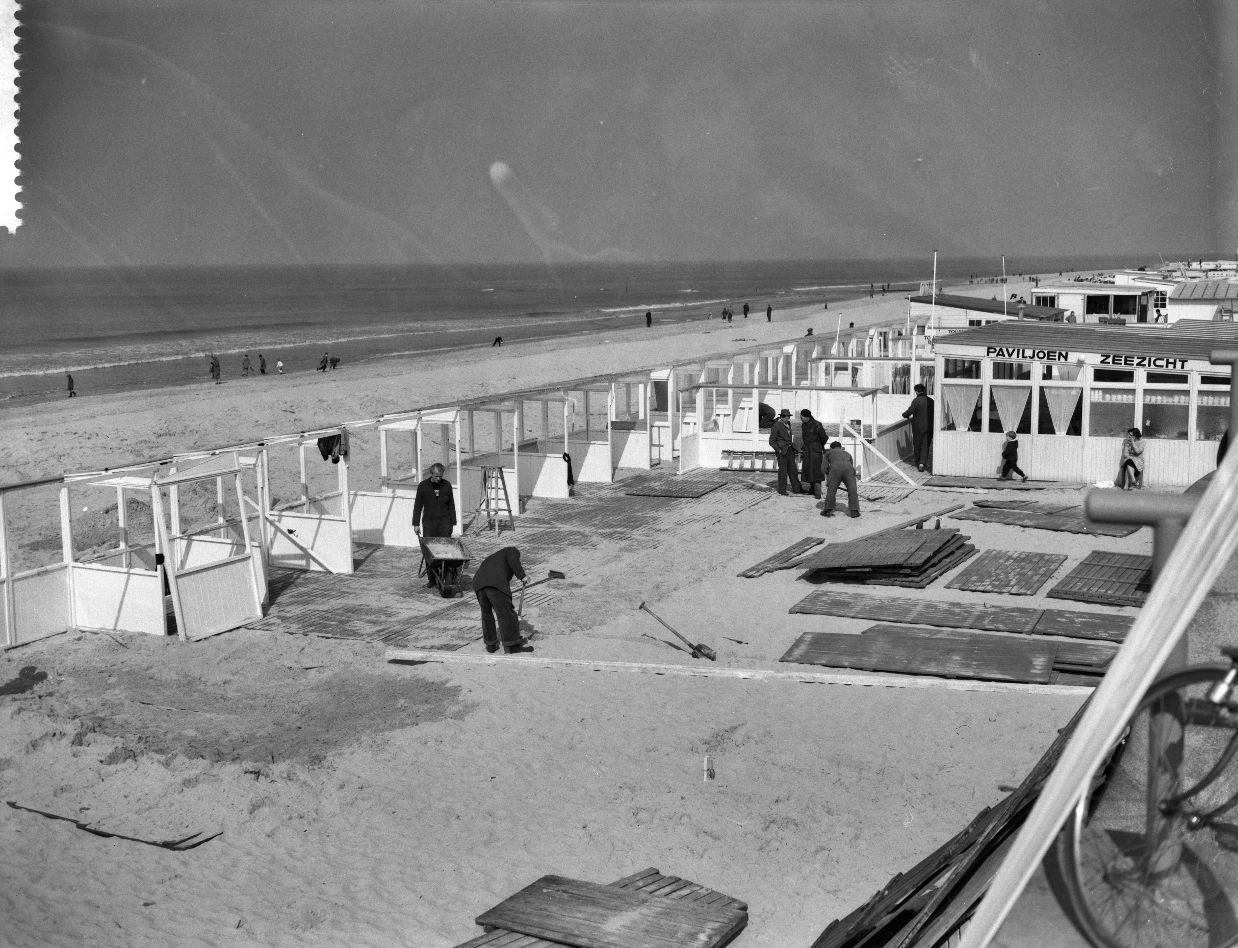 Fotocollectie Anefo — Scheveningen maakt zich op voor de Paasdrukte — Foto: Rossem, Wim van / Anefo. Licentie: Set B: Rechtenvrij / Publiek Domein. Bron: Nationaal Archief. http://hdl.handle.net/10648/a97930a4-d0b4-102d-bcf8-003048976d84