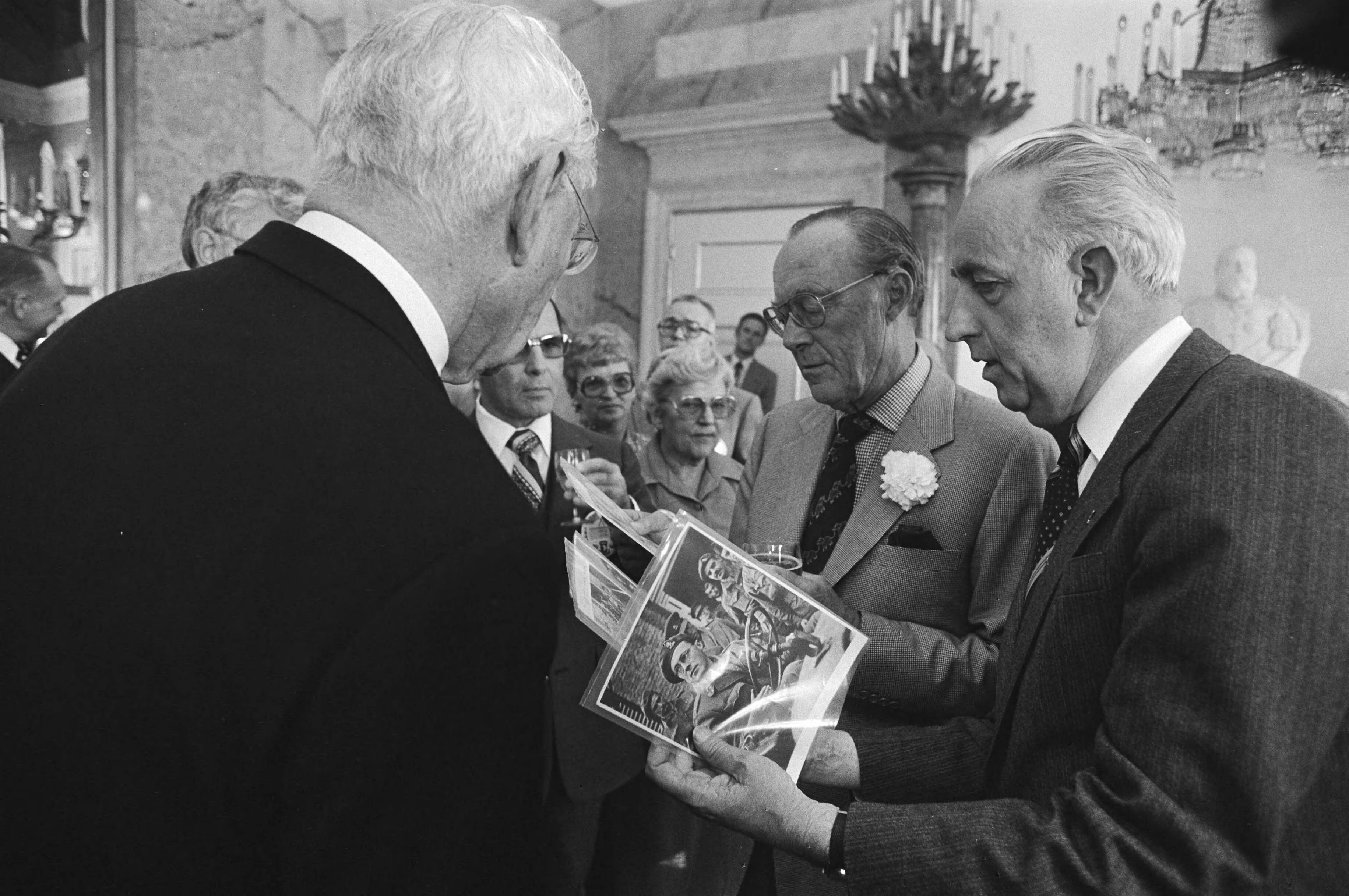Boek over de 101e Airborne Division door oudstrijders aan koningin Juliana aangeboden op Paleis Soestdijk — Prins Bernhard bekijkt het boek — Foto: Suyk, Koen / Anefo. Licentie: Set B: Rechtenvrij / Publiek Domein. Bron: Nationaal Archief. http://hdl.handle.net/10648/acd1539e-d0b4-102d-bcf8-003048976d84