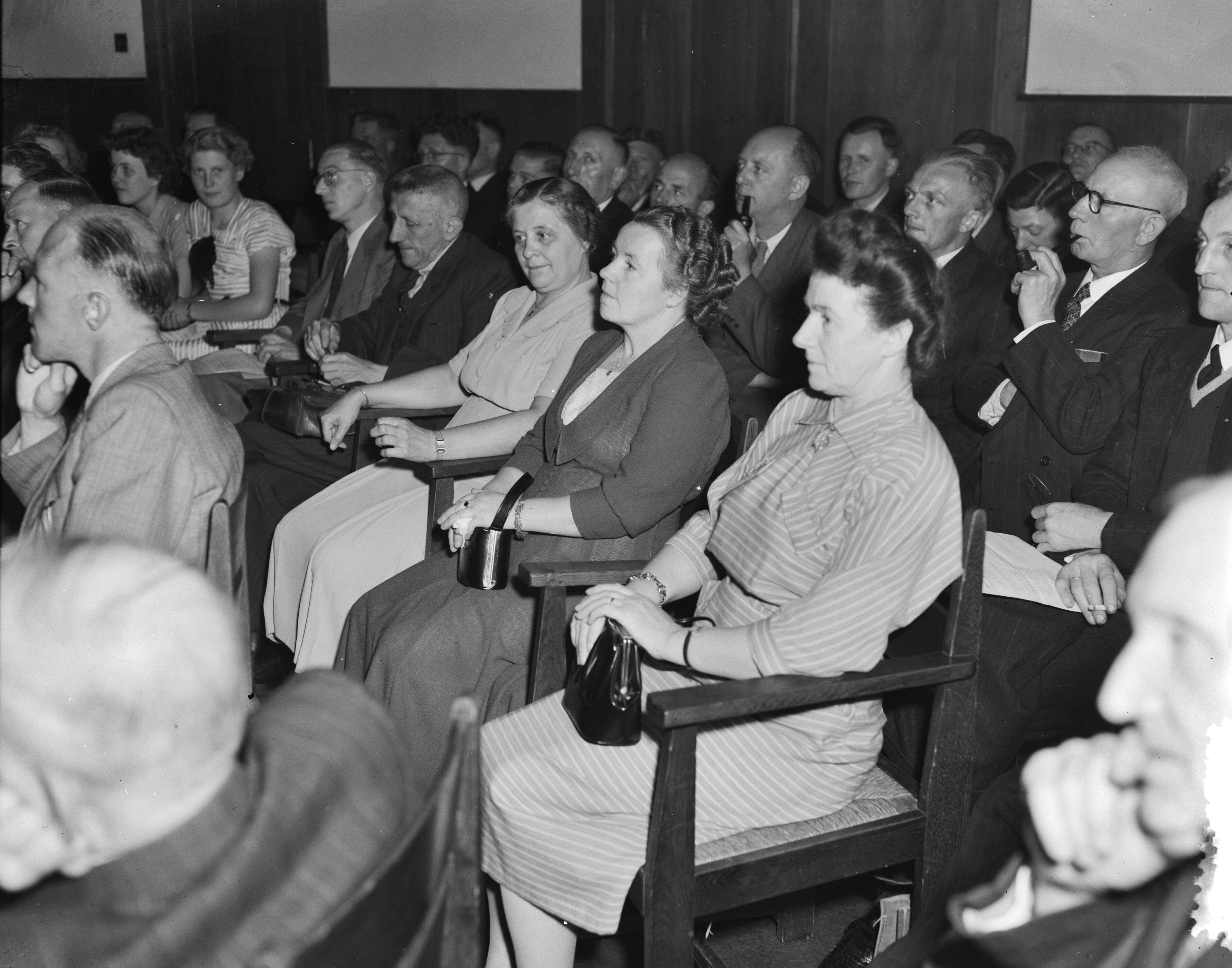 Vergadering Nederlands Christelijke Bond van Werknemers in de Textiel- en Kledingbedrijven te Zeist — Tweedaags congres van de Nederlandse Christelijke Bond van Werknemers in de Textiel- en Kledingbedrijven "Unitas" in conferentieoord Woudschoten te Zeist — Foto: Consenheim, Wim / Anefo. Licentie: Set B: Rechtenvrij / Publiek Domein. Bron: Nationaal Archief. http://hdl.handle.net/10648/a8fbc16e-d0b4-102d-bcf8-003048976d84