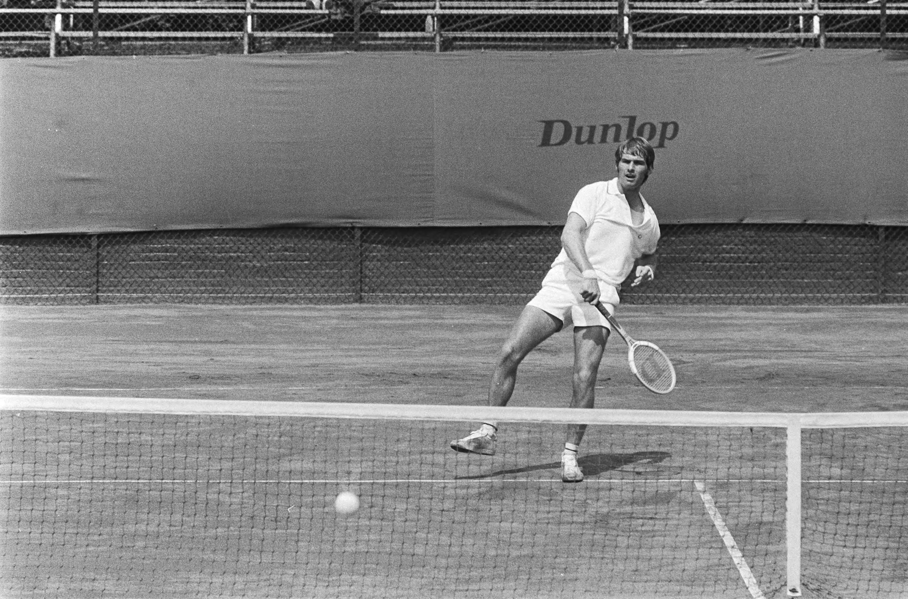Fotocollectie Anefo — Internationale tenniskampioenschappen bij Melkhuisje te Hilversum, Fred Hemmers in actie — Foto: Mieremet, Rob / Anefo. Licentie: Set B: Rechtenvrij / Publiek Domein. Bron: Nationaal Archief. http://hdl.handle.net/10648/abc7e8a0-d0b4-102d-bcf8-003048976d84