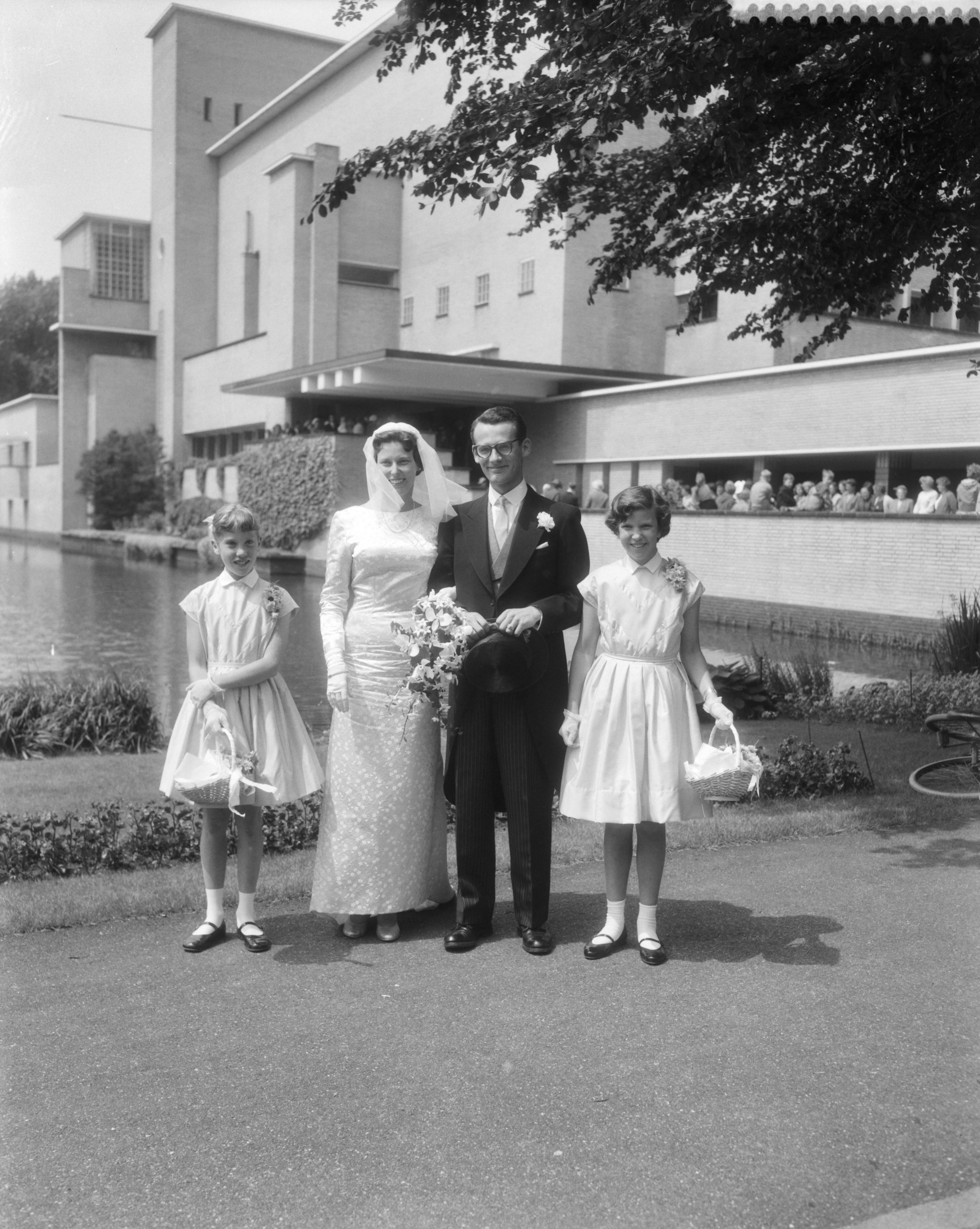 Fotocollectie Anefo — Huwelijk van de particulier secretaresse van prinses Beatrix, mej. mr. M. Meurs met mr. N. Scholtens in Hilversum — Foto: Pot, Harry / Anefo. Licentie: Set B: Rechtenvrij / Publiek Domein. Bron: Nationaal Archief. http://hdl.handle.net/10648/a97fcbbc-d0b4-102d-bcf8-003048976d84
